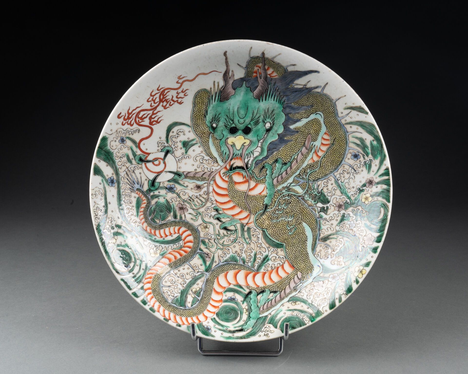CHINE - XIXe siècle PLAT circulaire creux à décor d'un dragon surgissant des flo&hellip;