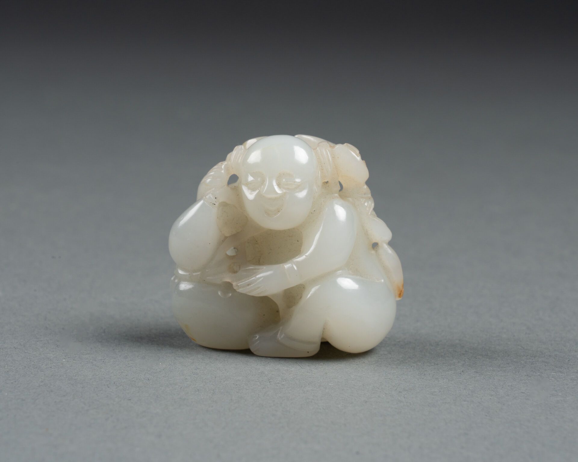 CHINE - XIXème siècle Enfant et calebasse
Jade blanc sculpté et ajouré
H. 3.5 cm&hellip;