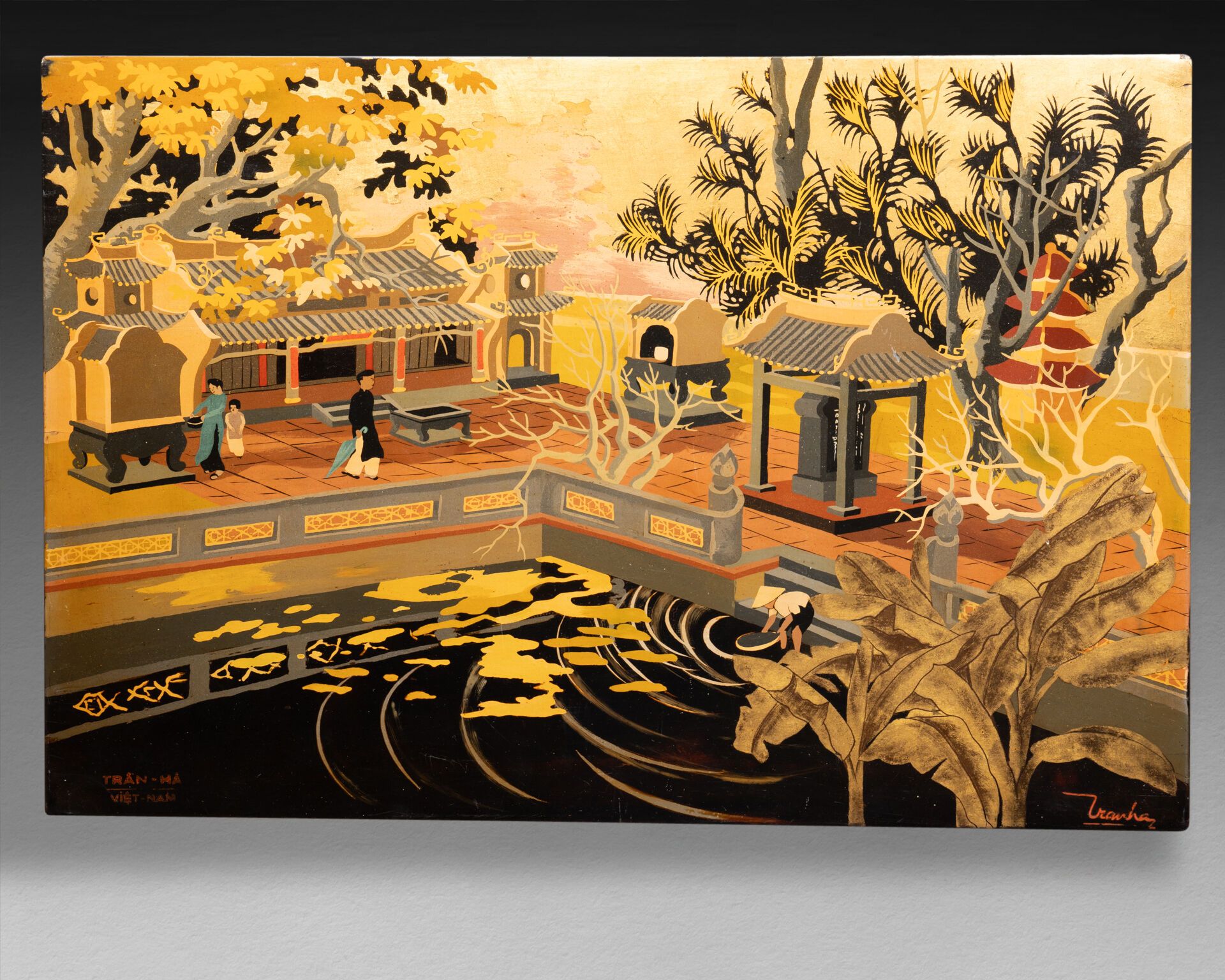 Van Ha TRAN ( 1911-1974) Escena animada 
Laca sobre panel de madera 
Firmado y l&hellip;