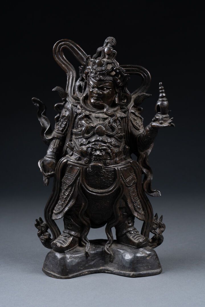 CHINE - Dynastie Ming Divinité se tenant debout 
Bronze à patine sombre 
H. 28.5&hellip;
