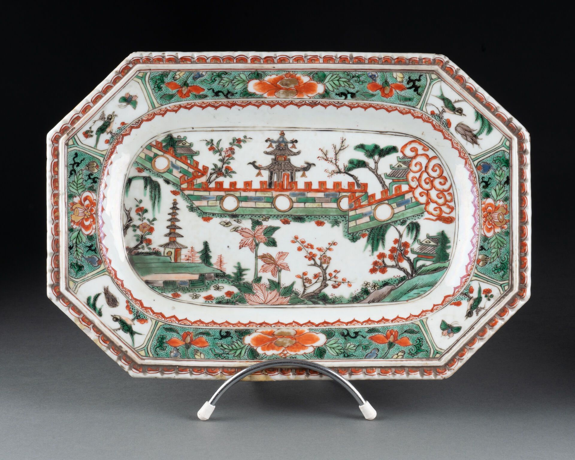 CHINE - Epoque KANGXI (1662-1722) PLAT octogonal à décor sur le bassin d'une vil&hellip;