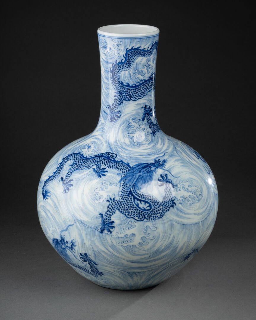 CHINE - Epoque Qianlong (1736-1795) ou début du XIXème siècle 天球瓶，饰五触角龙在波涛汹涌中追逐神&hellip;
