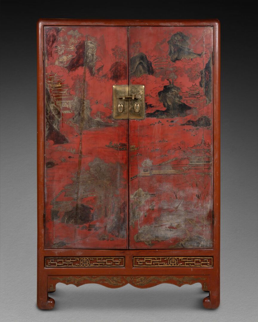 CHINE - XXe siècle ARMOIRE à décor de paysage
Bois laqué rouge et or 
H. 186 cm &hellip;