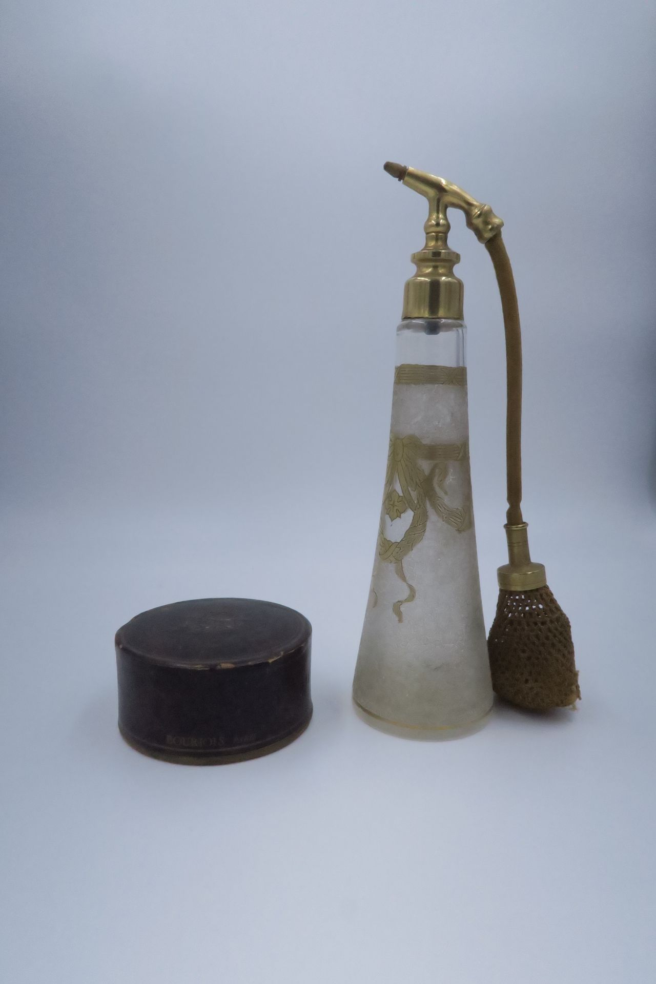 Null 马塞尔-弗兰克-巴卡拉

雕刻和镀金装饰的香水瓶。

H.20.5厘米

附：Mon parfum Rose I 粉盒，Bourjois（连同其内容）&hellip;