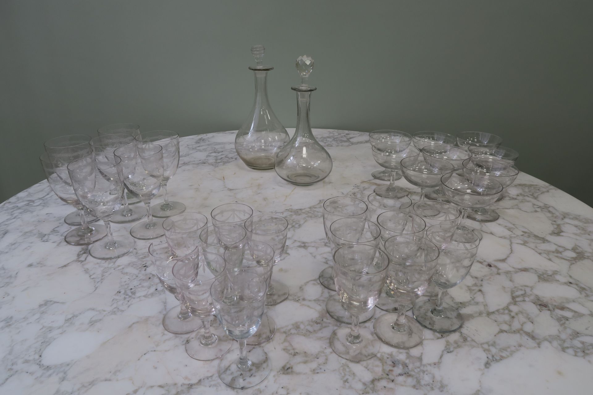 Null 一套雕刻的水晶杯的一部分，包括大约22个杯子和9个香槟杯，以及两个醒酒器

(Chips)