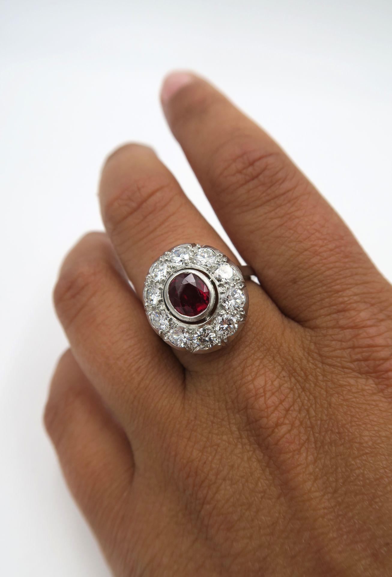 Null 
一枚950°/00铂金的蓬巴杜戒指，镶有一颗重约0.90克拉的红宝石，周围有现代圆形明亮式切割钻石（共约1.20克拉）。篮子是镂空的，有叶子的图案。&hellip;