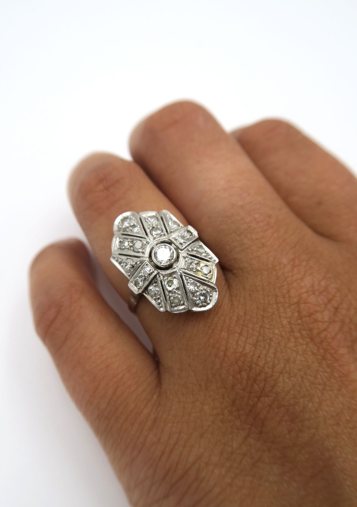 Null 
900°/00以上的装饰艺术铂金和白金戒指，长方形顶部镶嵌着圆形明亮式切割钻石。约1930年。戒指尺寸为21.60 x 14 mm。手指大小：54。&hellip;