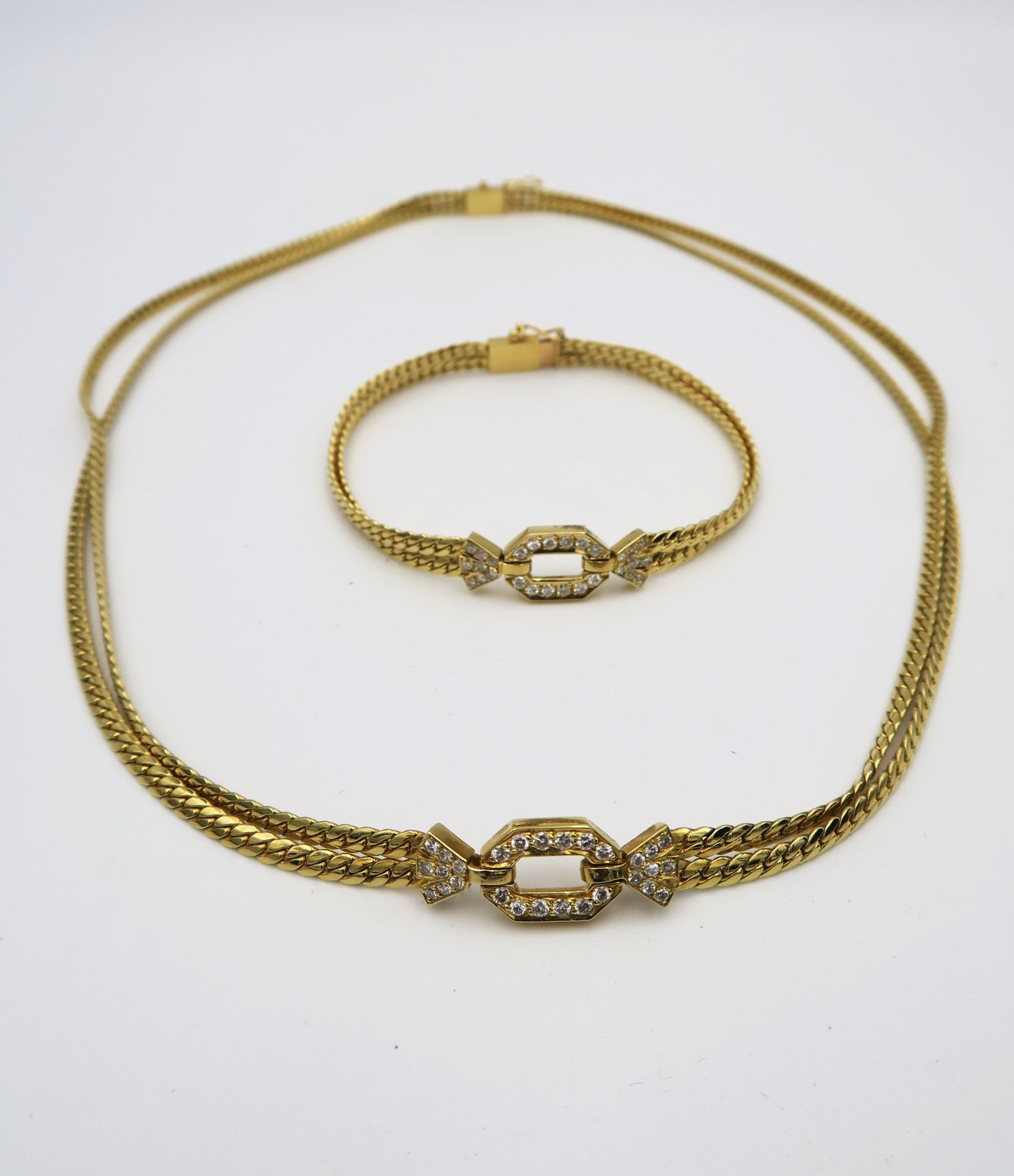 Null 由750°/00黄金项链和手链组成的套装，扁平柔性网眼，带有镂空和闪亮的八角形图案

B.P. 42.3 g

在蒙贝利亚的一个Monnin-Dore&hellip;