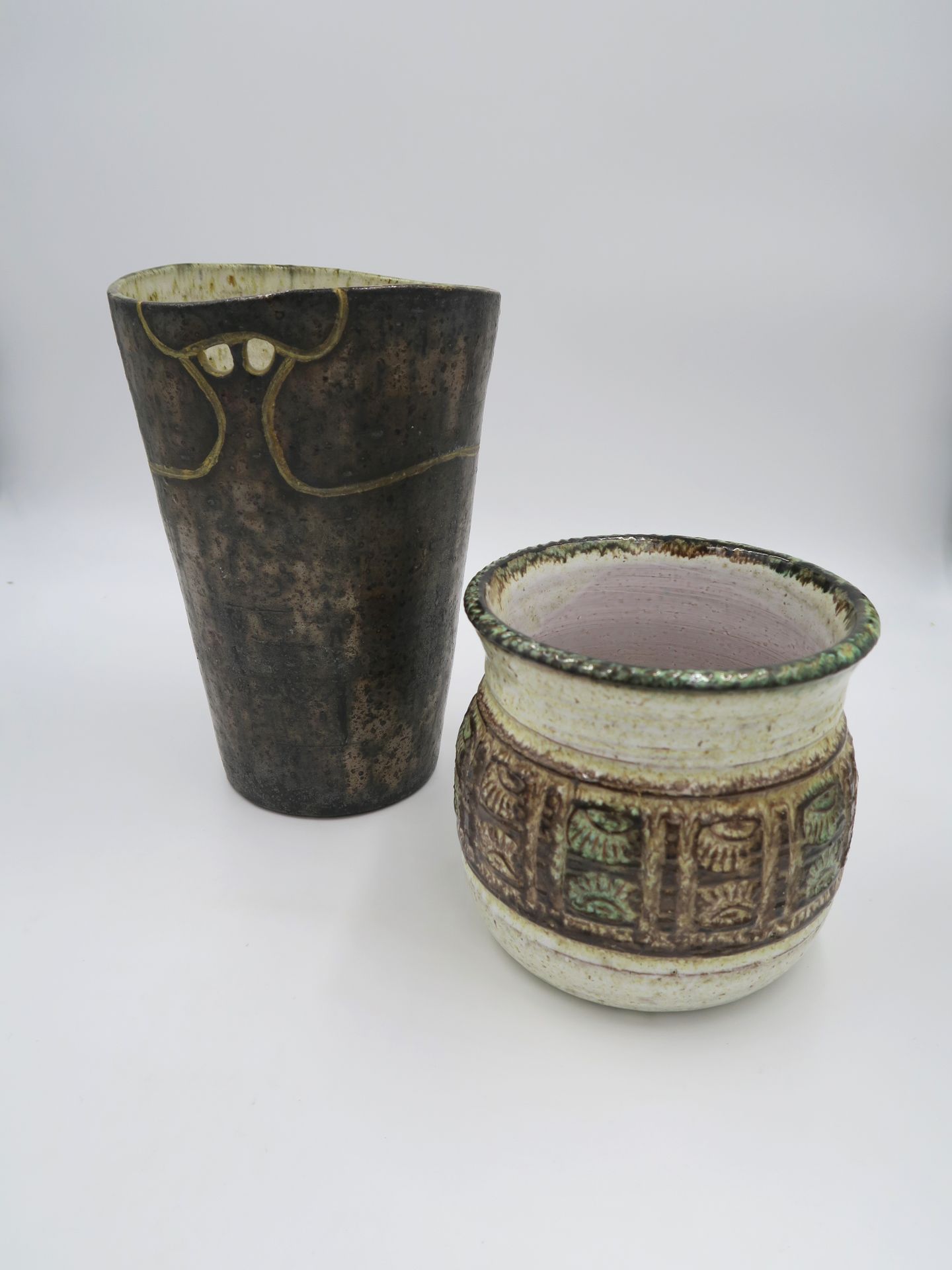 Null 瓦劳里的吉罗德

米色棕绿色釉面陶瓷壶，颈部呈喇叭状

签名

H.11厘米

还有一个外翻的金属化陶瓷花瓶，署名 "Jean-Pierre Weih&hellip;
