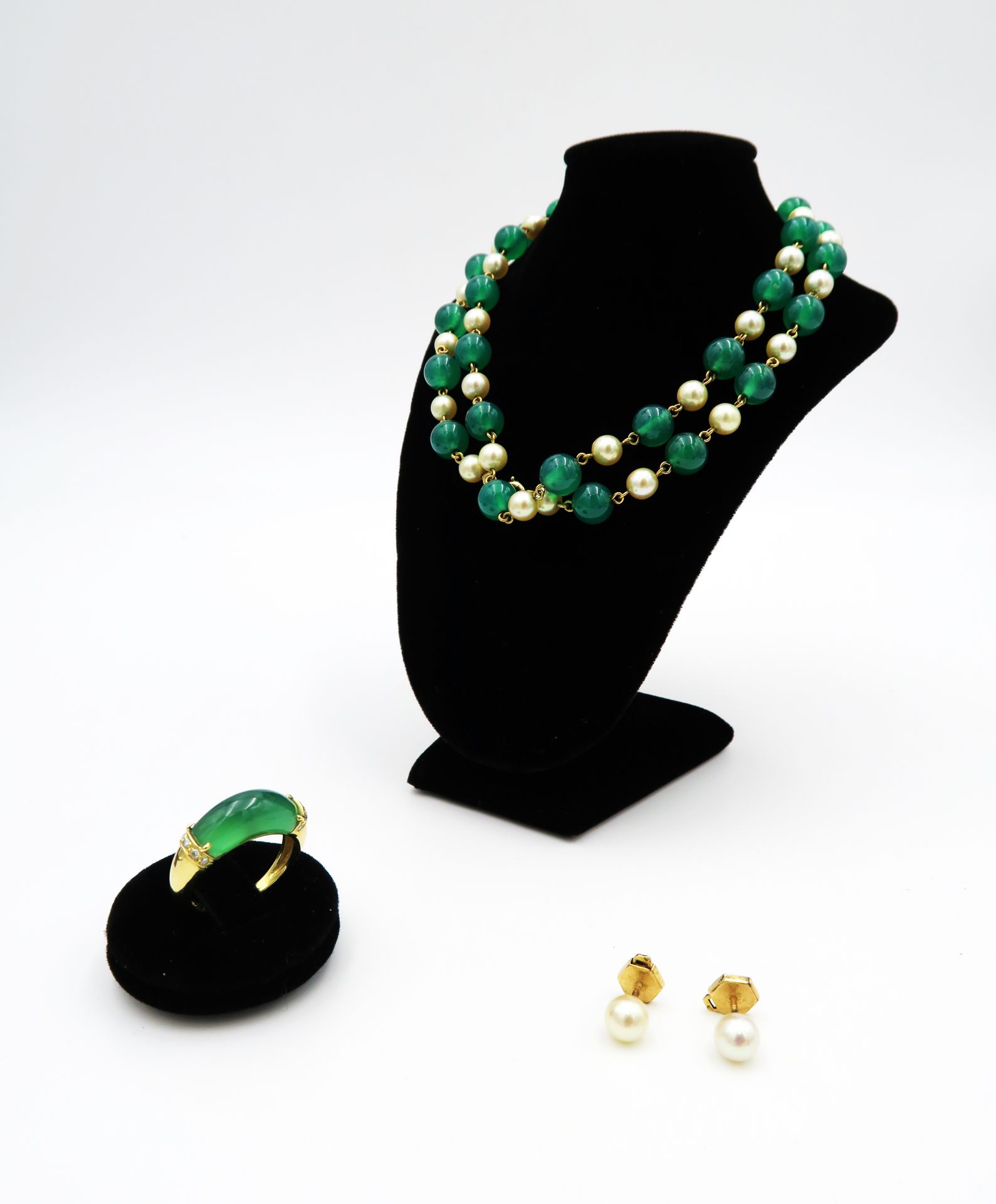 Parure comprenant un collier à mailles en or 750°/00 entrecoupées de perles fant&hellip;