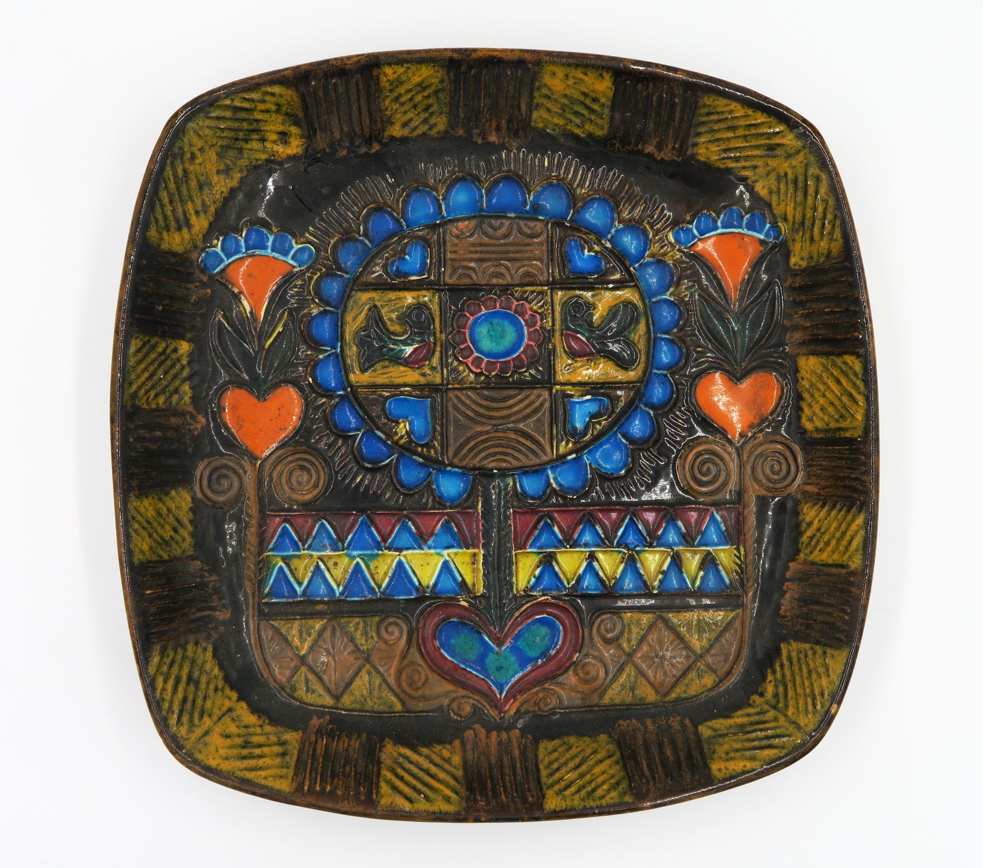 Null 坎佩尔的JC Taburet Henriot，1970年代

珐琅彩陶器方盘或觚，带有鸟和心的风格化装饰，已签名

H.4,9厘米 侧面26,8厘米