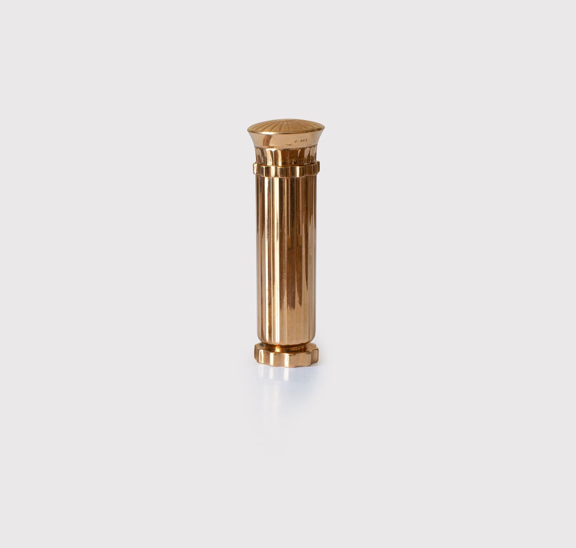 Null 巴黎BOUCHERON

18K黄金口红盒，圆柱形，有凹槽装饰，瓶塞有放射状图案，编号为81.305，签有 "Boucheron Paris Lice&hellip;