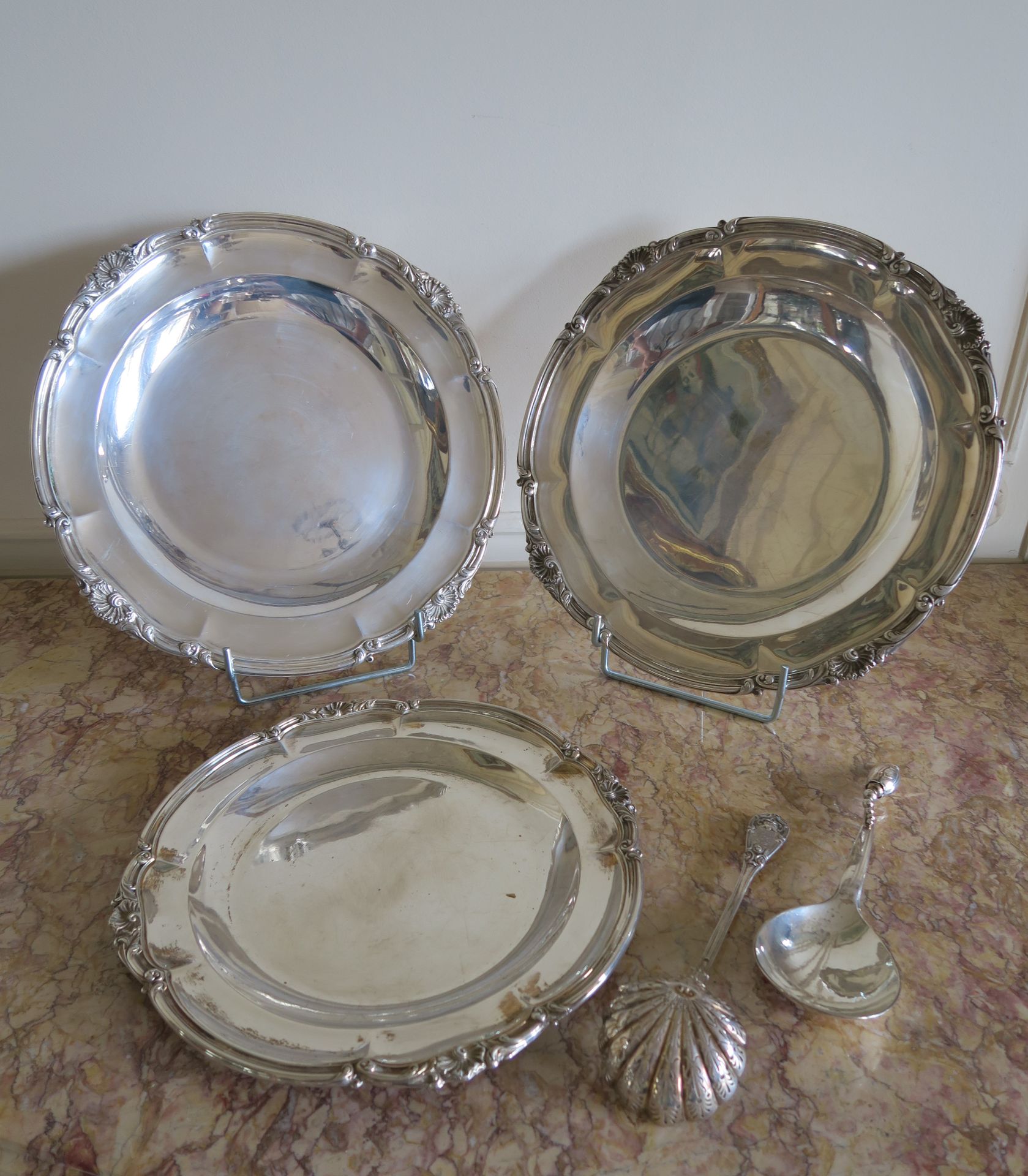 Null Drei runde Silberschüsseln mit Rocaille-Dekor und Servierbesteck.

D. 31,5,&hellip;