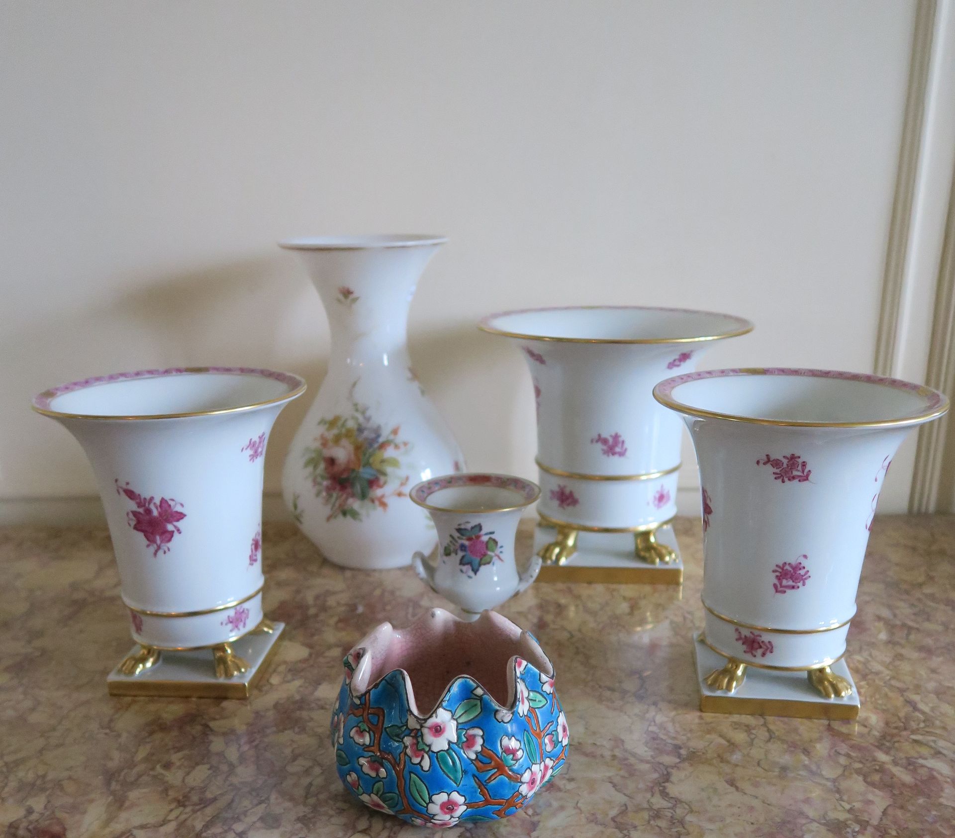 Null 一套三个Herend瓷器美第奇花瓶，20世纪，装饰有粉红色花束和金丝，还有一个带手柄的杯子，装饰有花束、树叶和金丝

H.18、19和11厘米



&hellip;