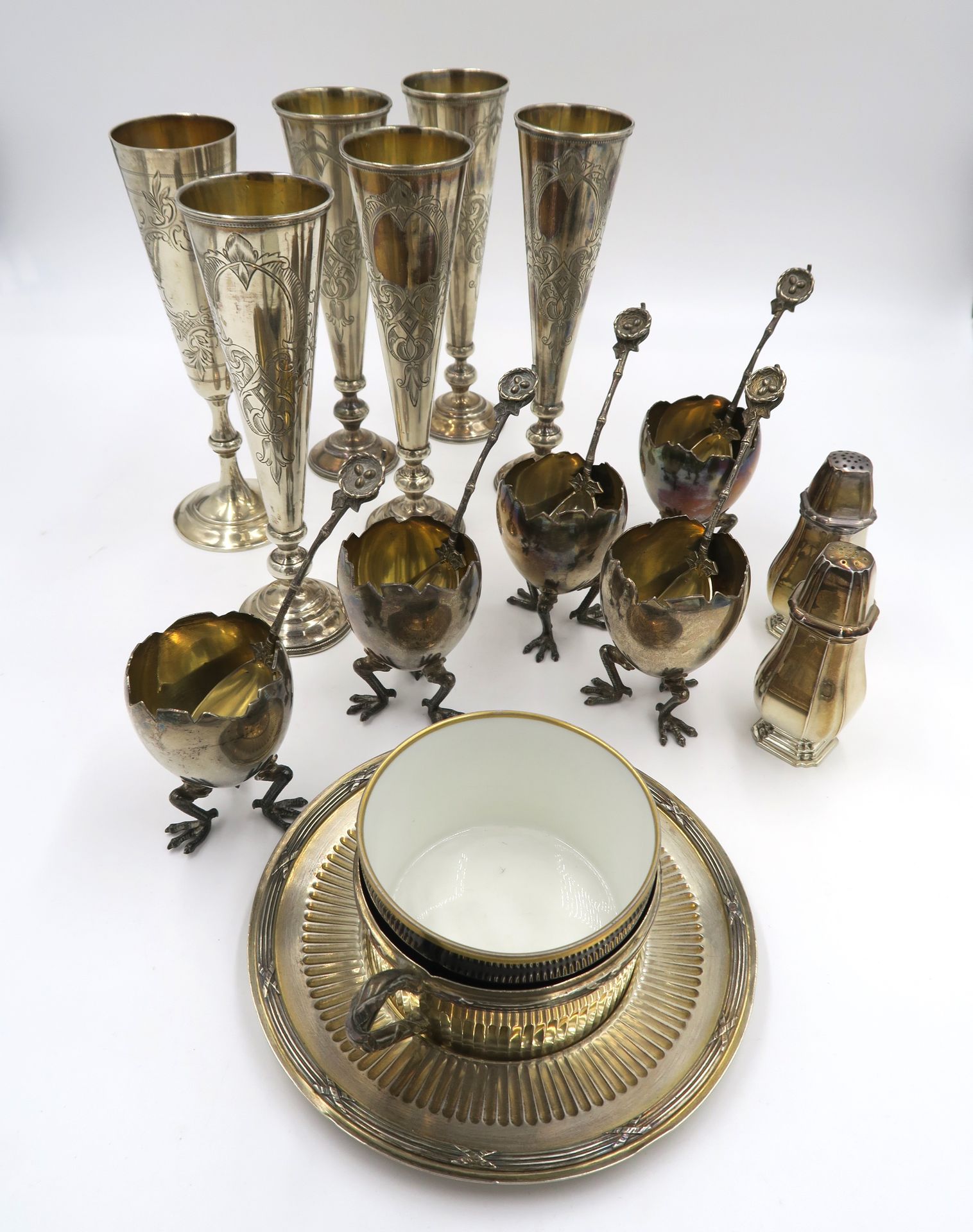 Null 
Silberwaren, bestehend aus sechs Flöten (Modellvarianten), fünf Eierbecher&hellip;
