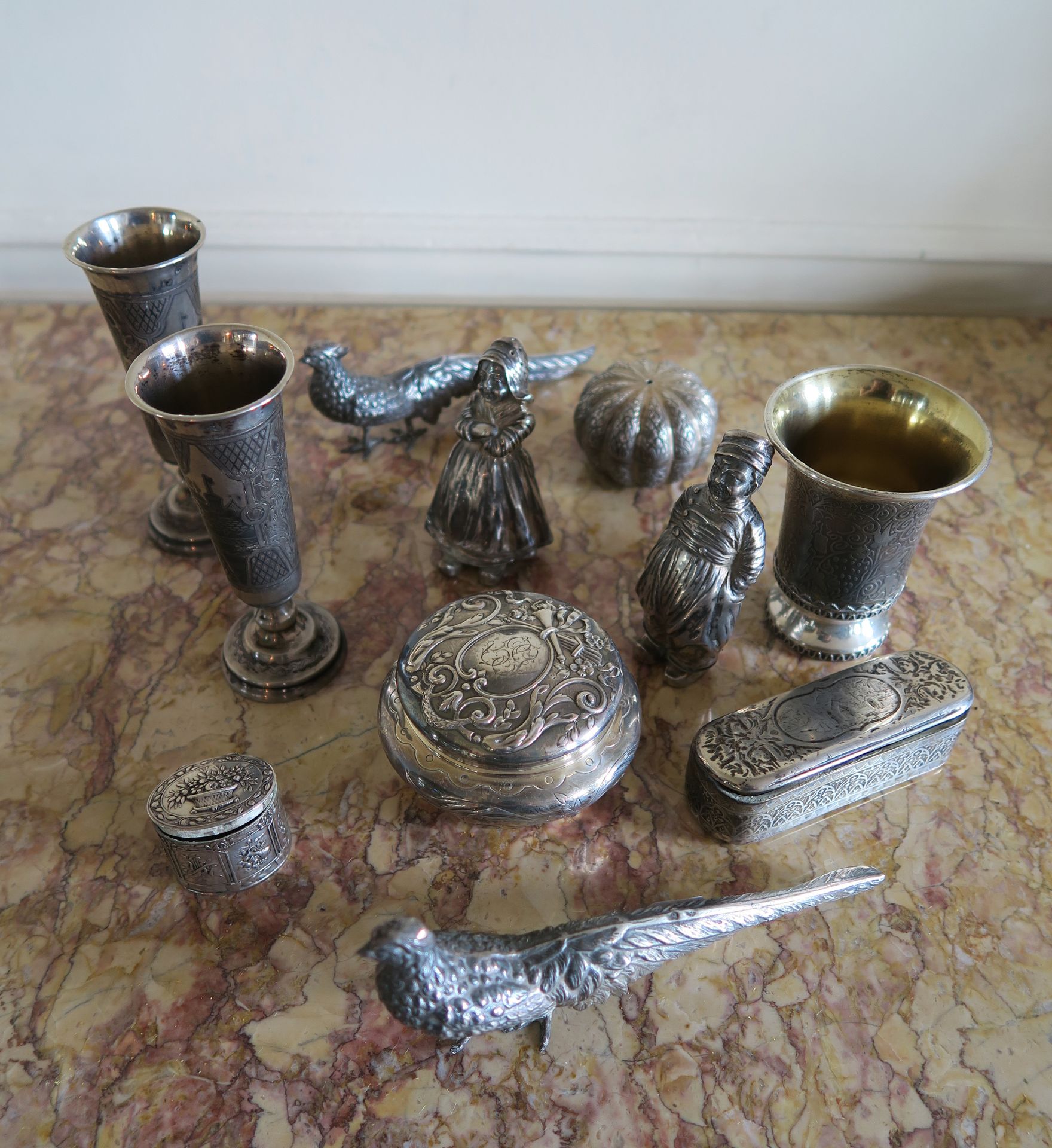 Null Un insieme di oggetti in argento e argento straniero comprendente due salve&hellip;