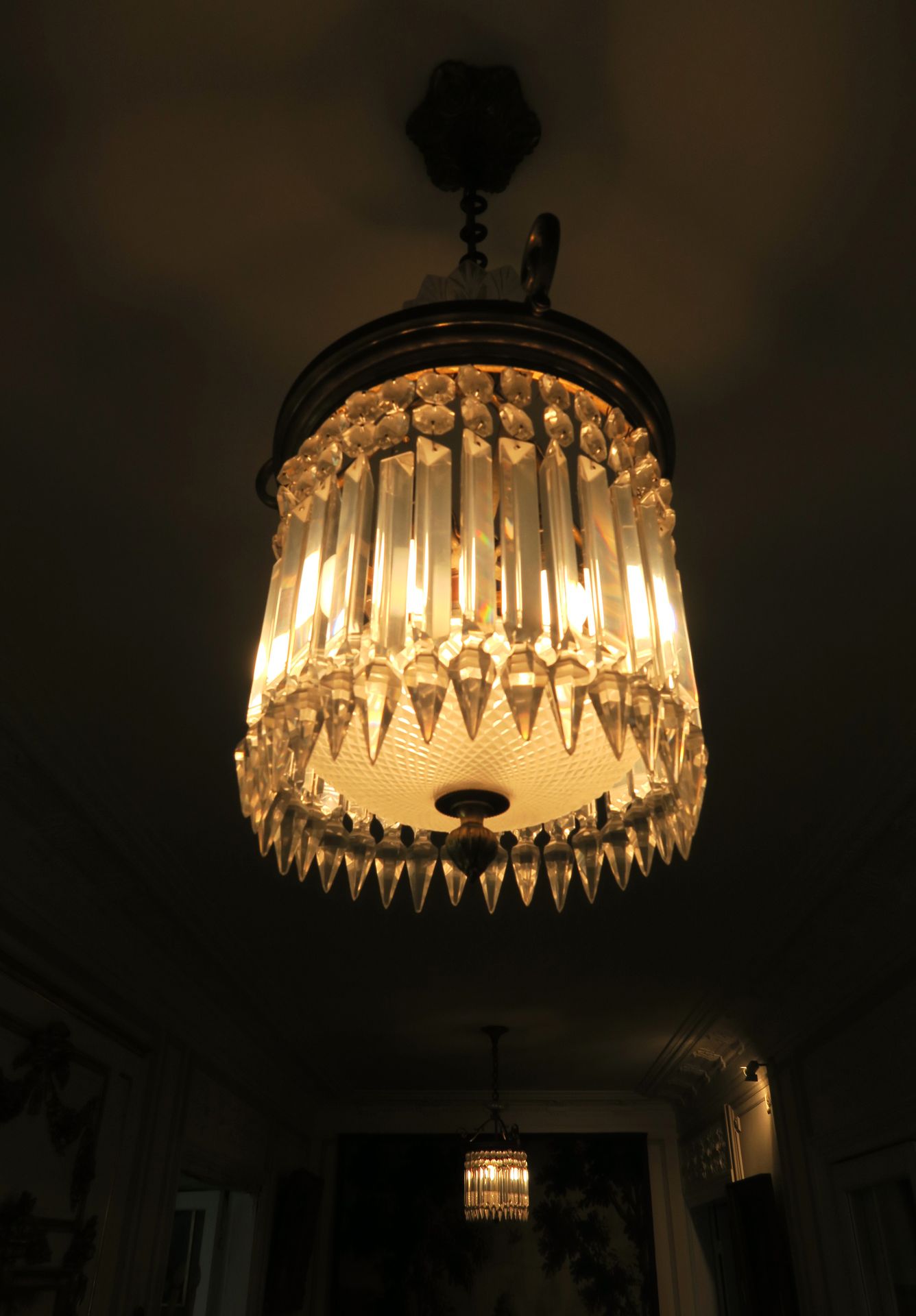 Null 一对路易十六风格的鎏金青铜顶灯和双光吊灯，带垂饰

H.天花灯为80厘米，壁灯为41厘米高。