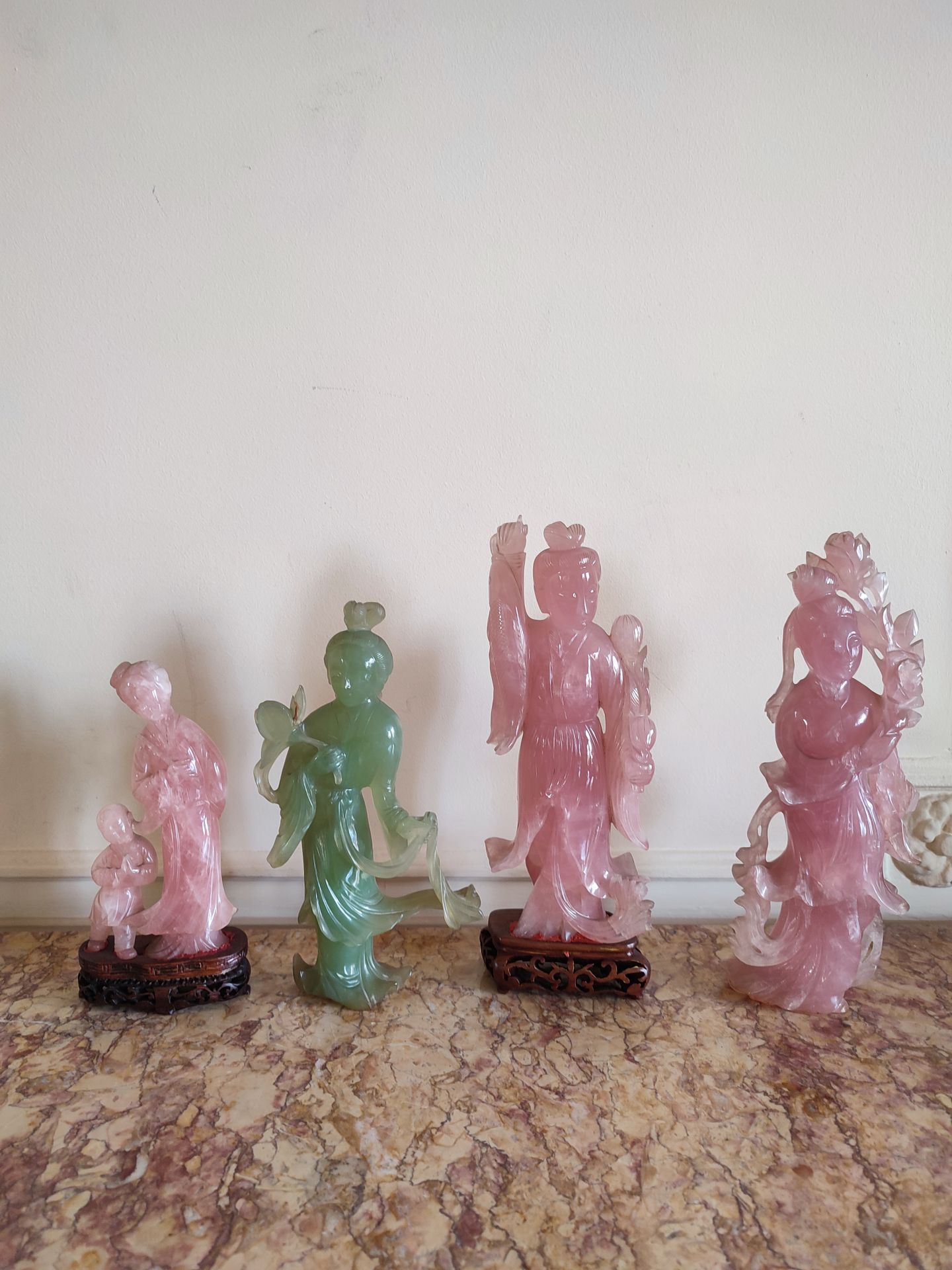 Null Ensemble en serpentine ou quartz rose comprenant une statuette de femme en &hellip;