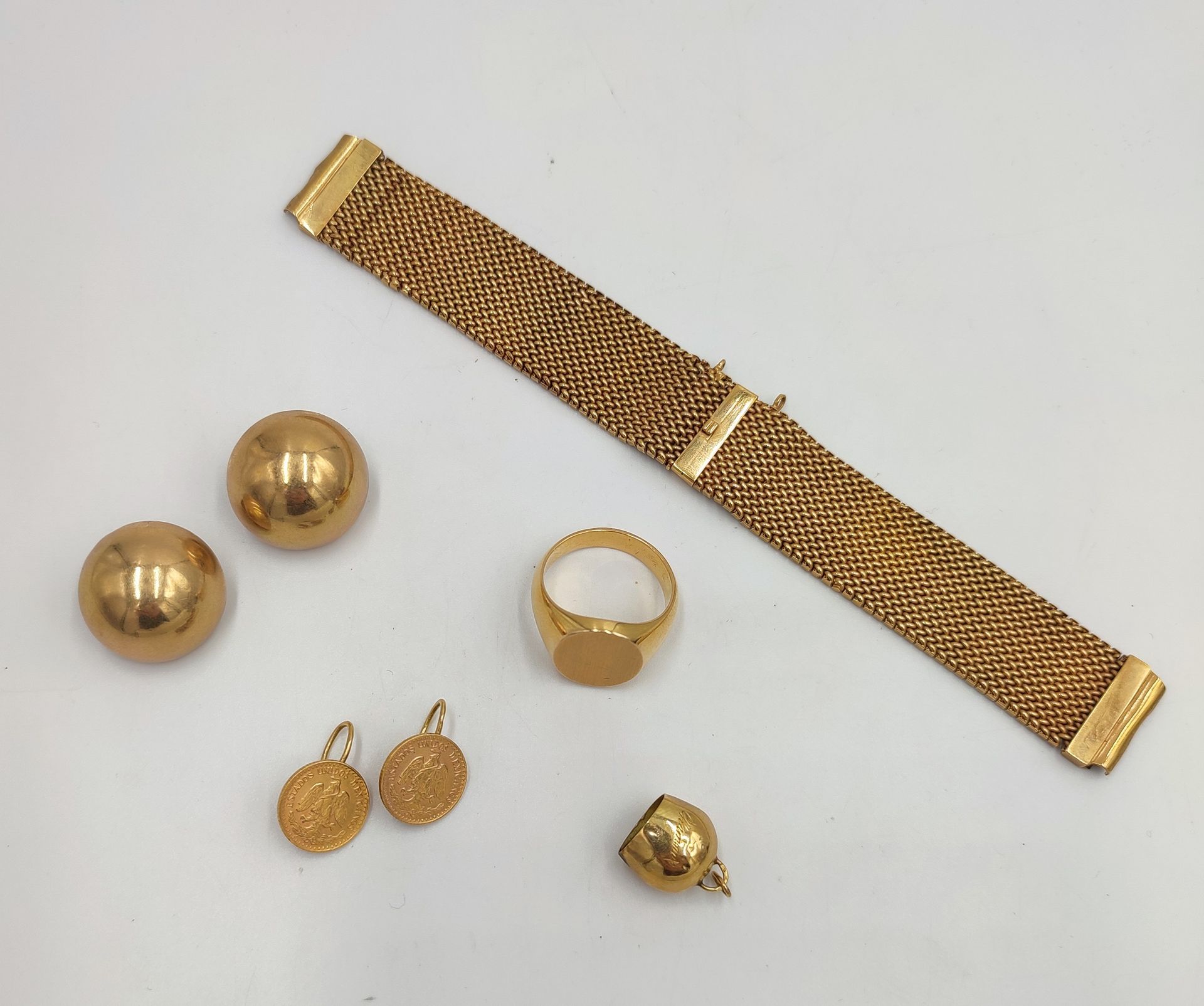 Null Ensemble en or jaune 18K comprenant une paire de clips boule, une paire de &hellip;