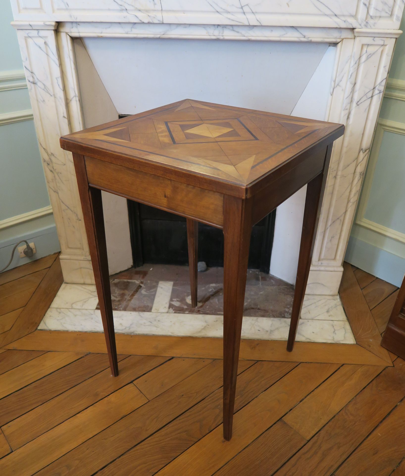 Null 一张路易十六风格的模制木桌，有一个方形的桌面和一个带抽屉的边桌