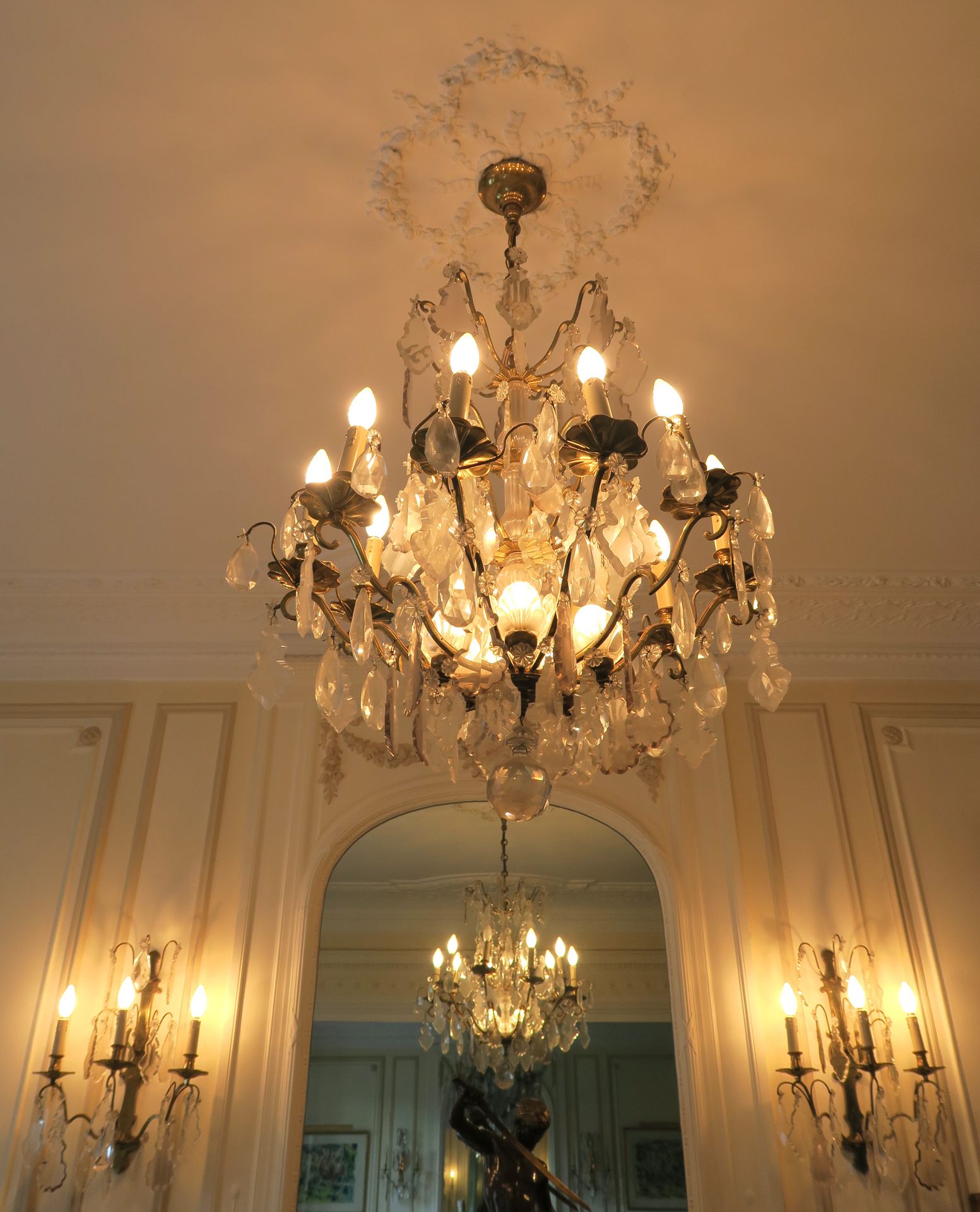 Null 路易十五风格的鎏金青铜十灯吊灯和一对带垂饰的壁灯

吊灯的高度约为100厘米