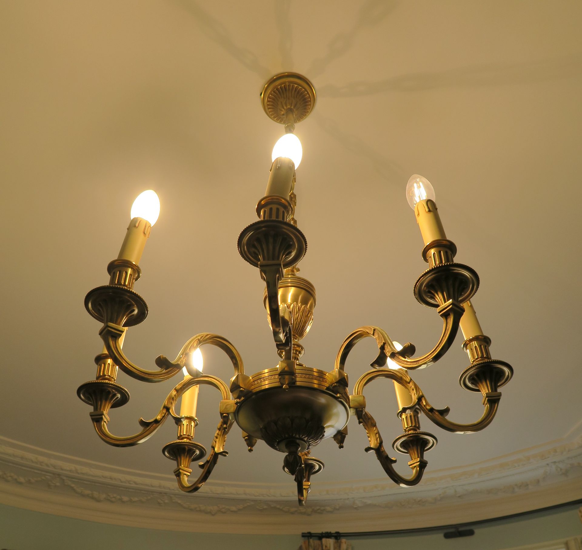 Null Kronleuchter im Stil Ludwigs XVI. Aus vergoldeter Bronze mit acht Lichtern.&hellip;