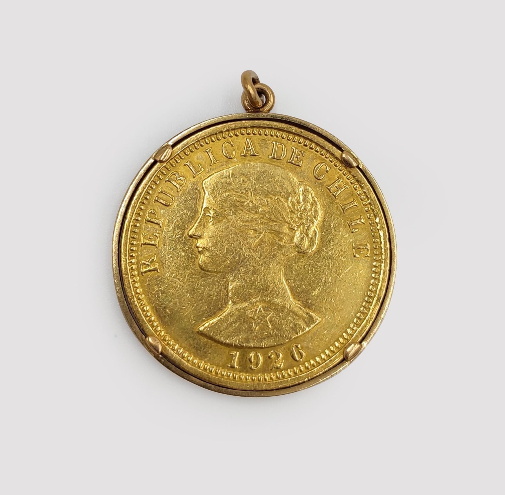 Null Pendentif formé d'une pièce de Cien Pesos Chile 1926, en or jaune

PB. 23,3&hellip;