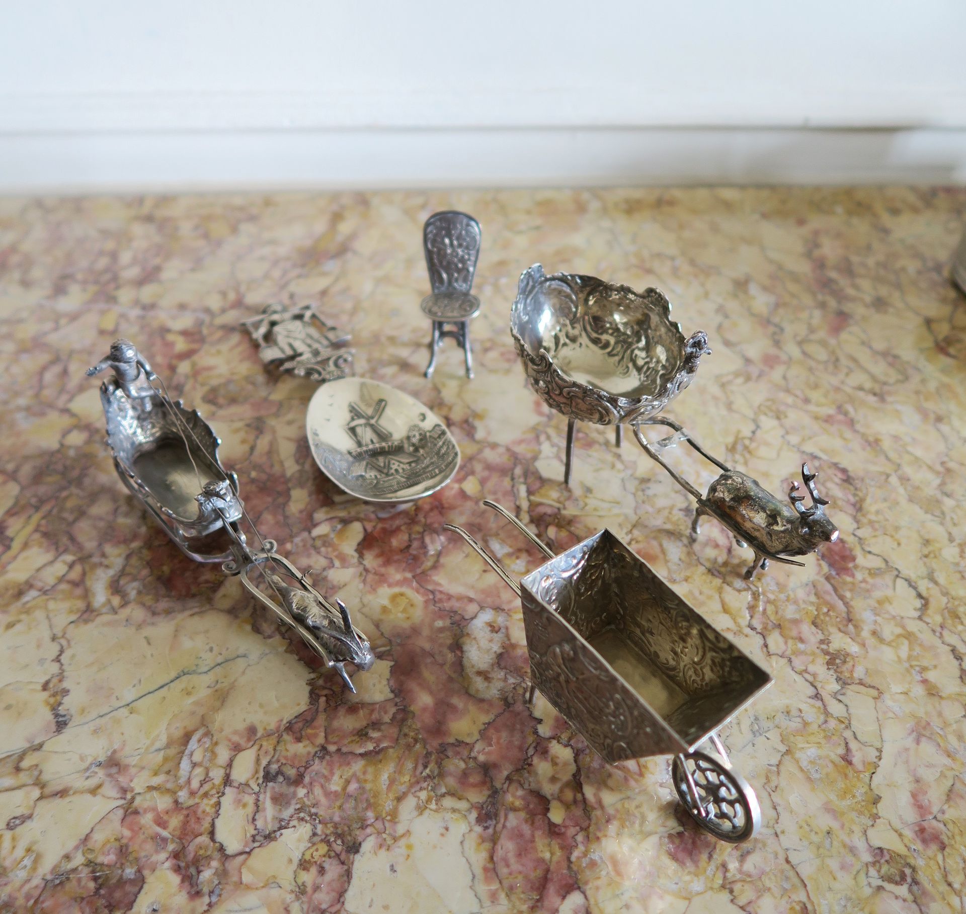 Null Set di miniature in argento straniero comprendente due carrozze, una carrio&hellip;