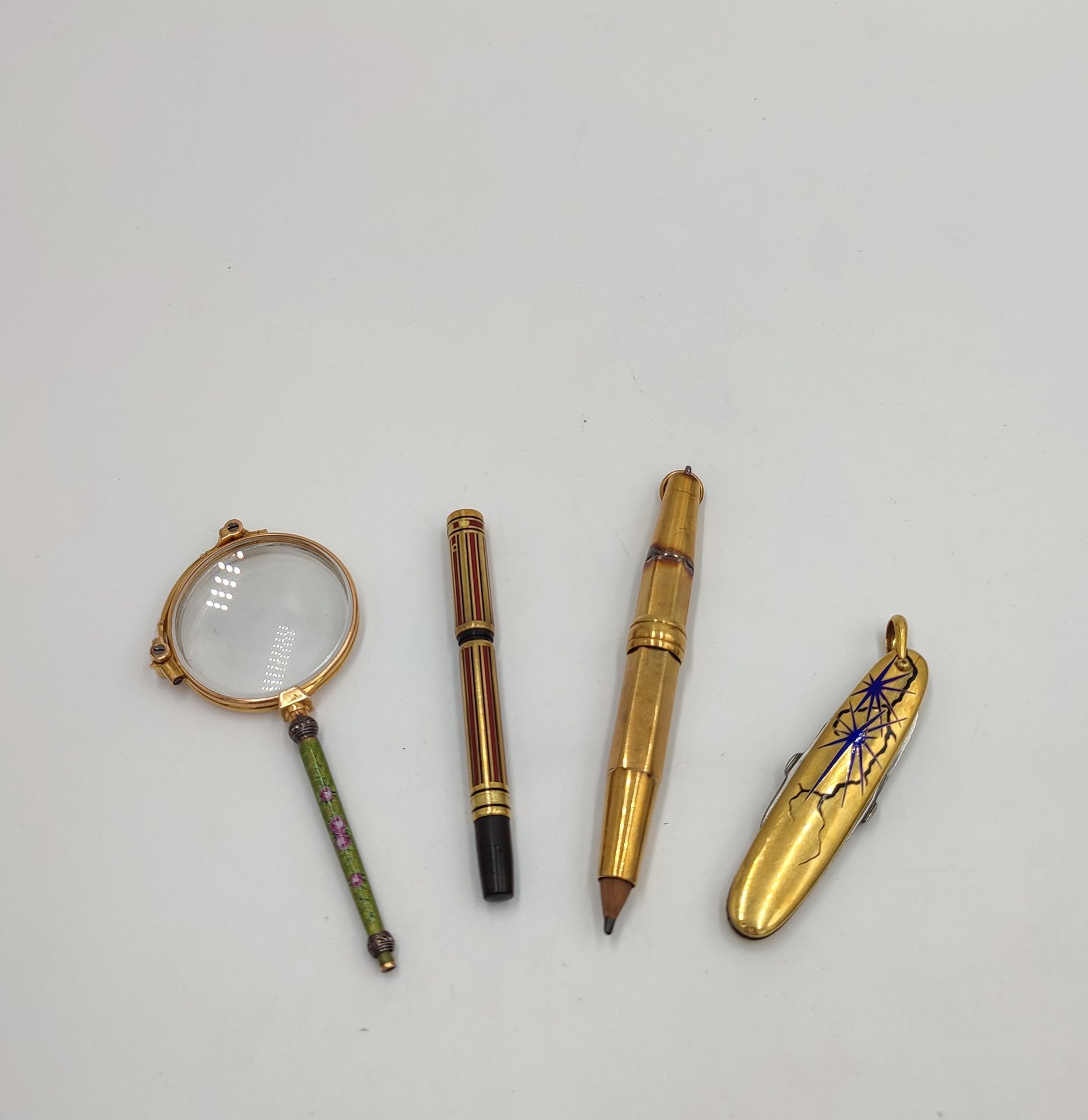 Null 
镶嵌在18K黄金中，由: 




一把微型瑞士军刀，黄金框架和珐琅星星，一个铅笔盒，红色和黑色珐琅黄金框架（已磨损），一个普通黄金铅笔架，一副折叠&hellip;