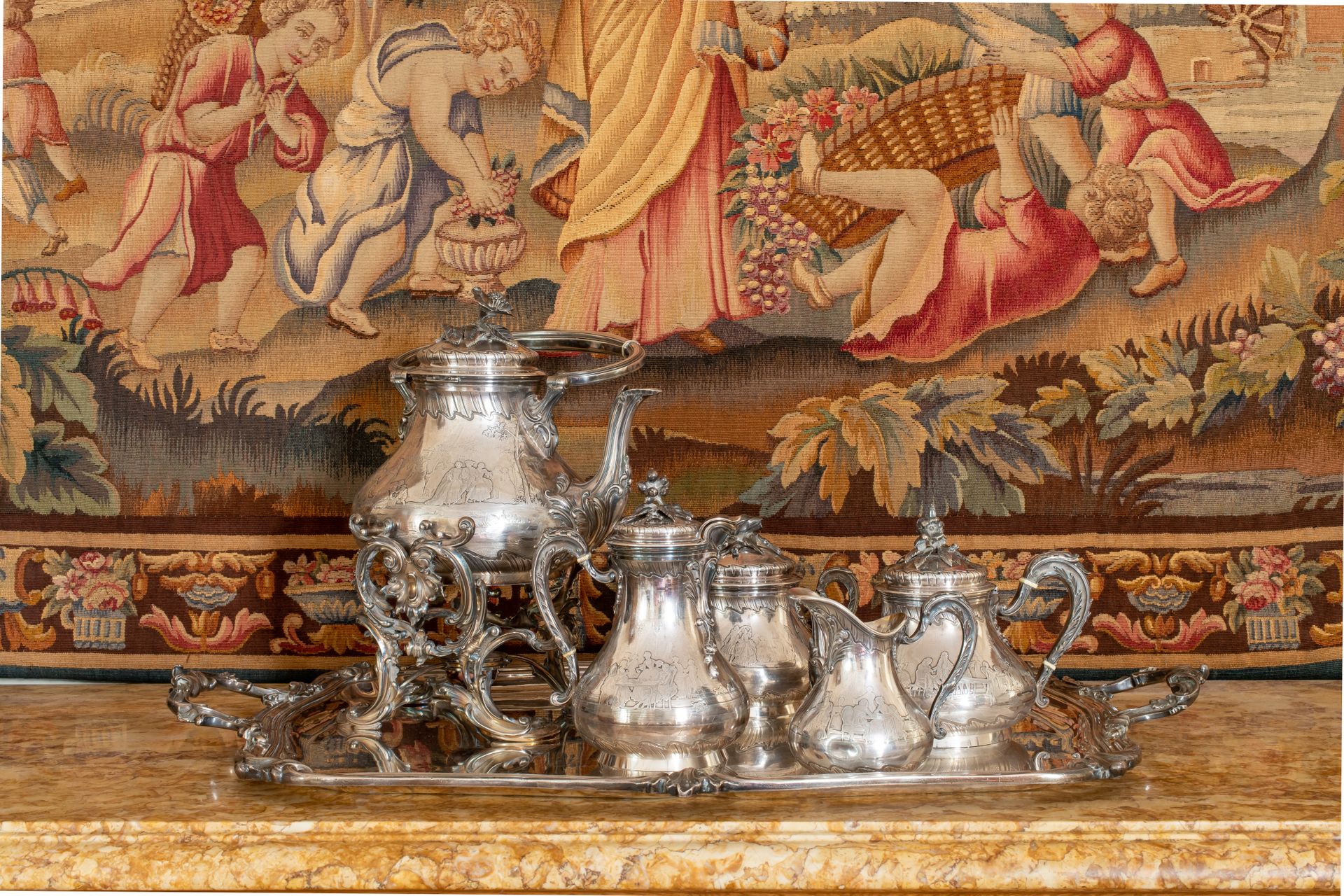 Null 弗雷德里克-布谢龙 (1830-1902)

一个大型的银制茶和咖啡服务，包括一个炉架上的茶壶（日期为1882年），两个浇注器，一个糖碗，一个奶精，和&hellip;