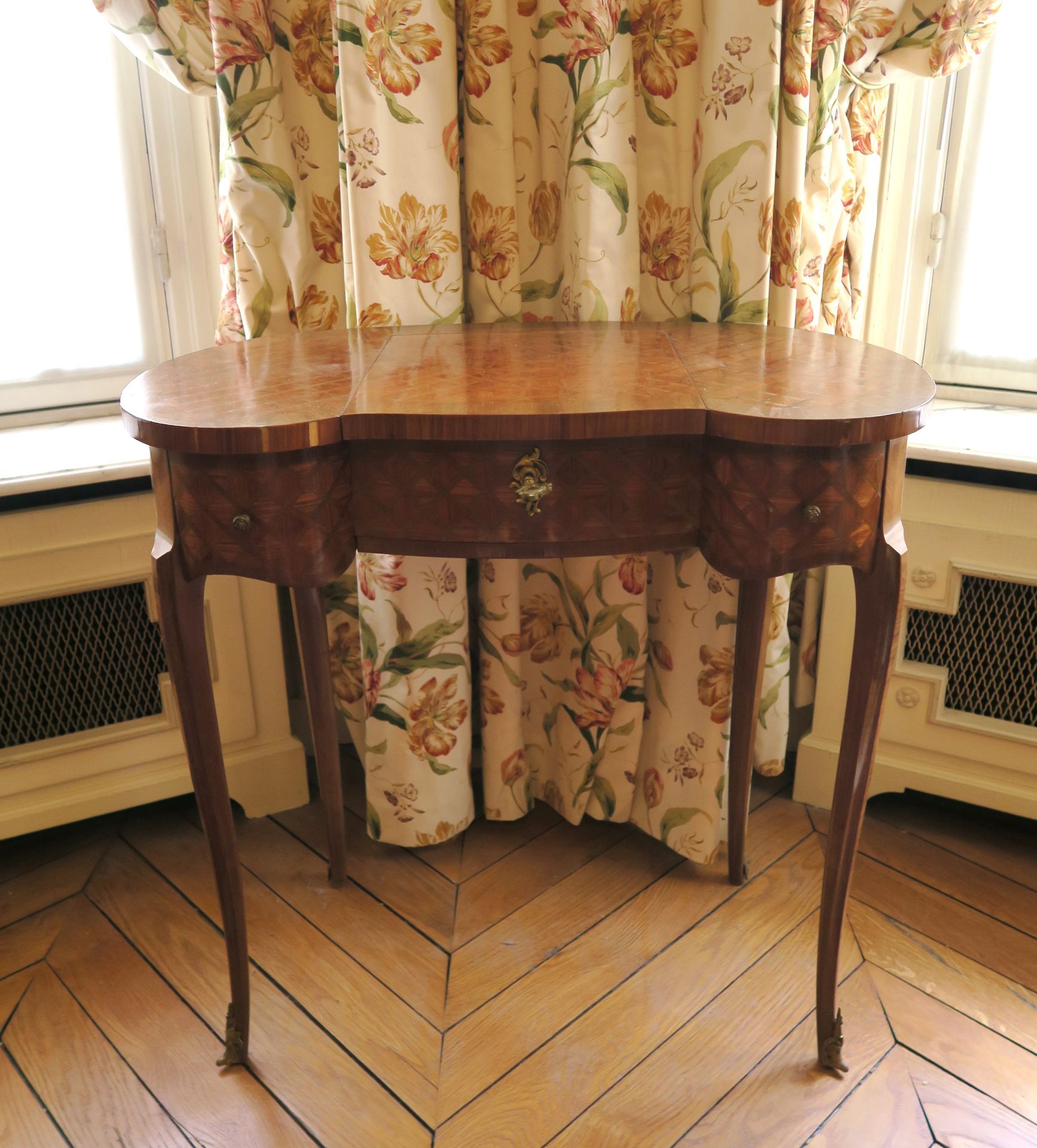 Null Petite table coiffeuse de style Louis XV, de forme rognon 

H. 73 cm 

(Man&hellip;