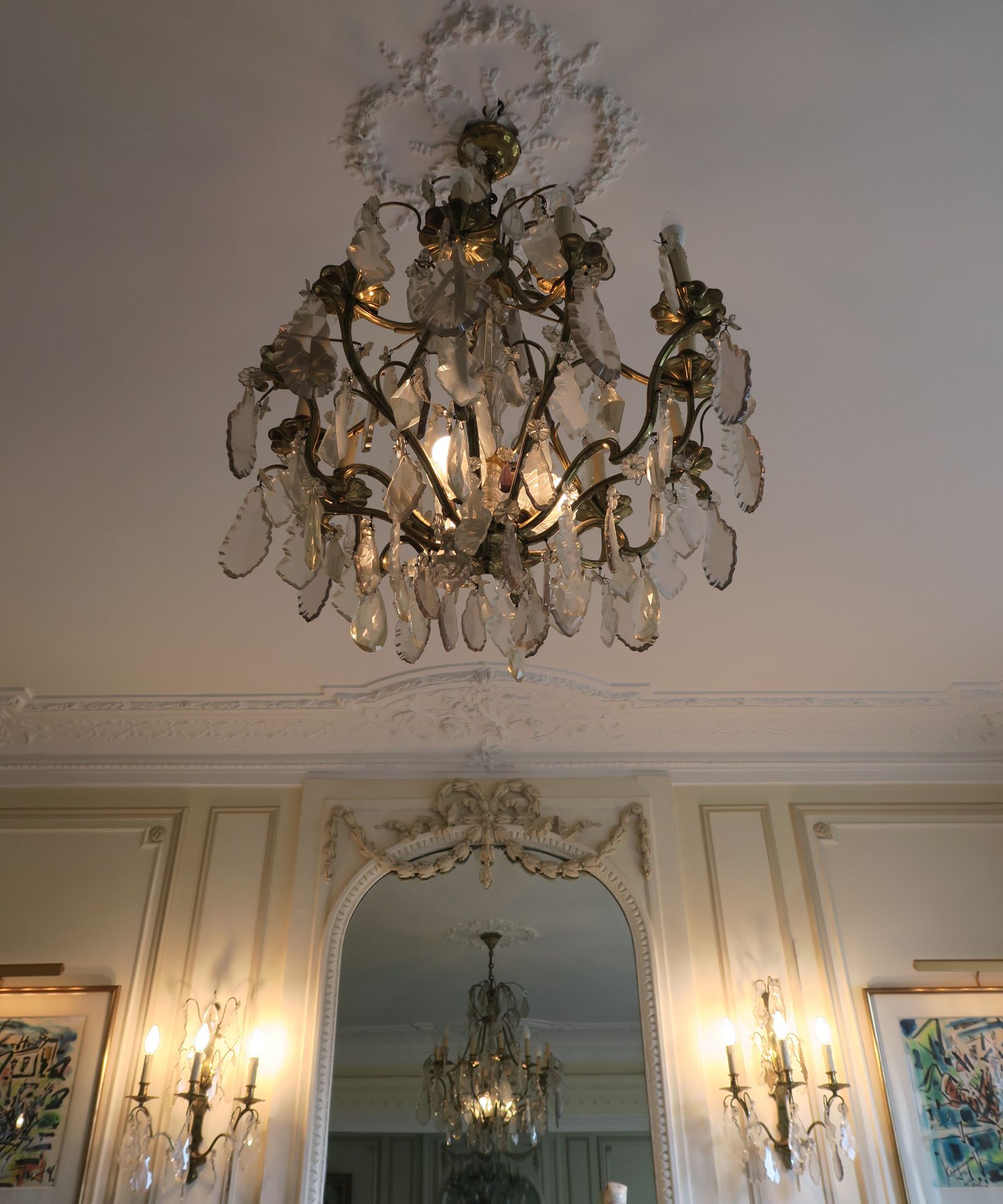 Null 一盏路易十五风格的十二灯吊灯和一对青铜吊灯的吊坠

高约110厘米的吊灯