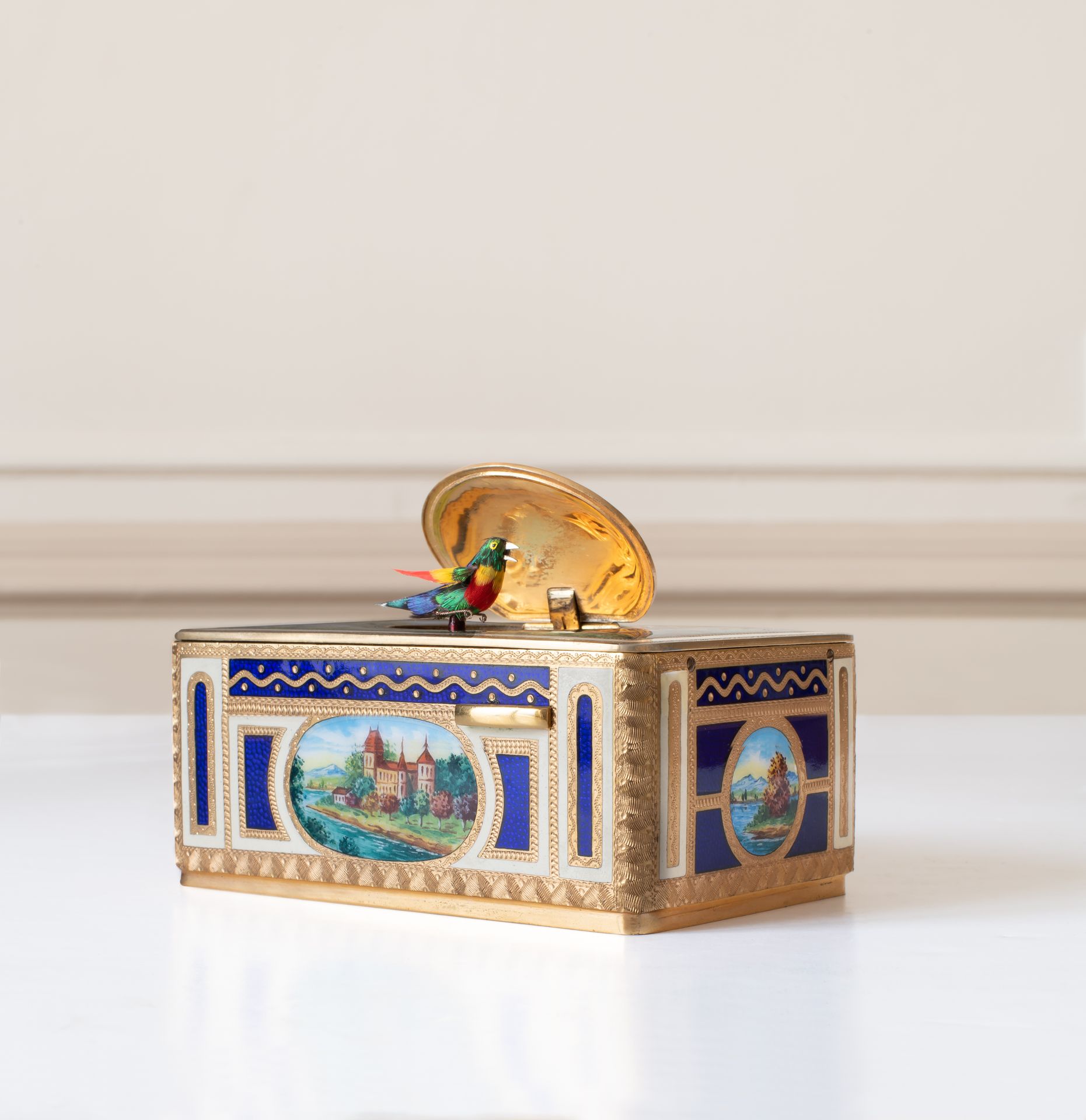 Null 
唱歌的鸟儿音乐盒，可能由卡尔-格里斯鲍姆制作，德国，20世纪初。




鎏金黄铜和珐琅，盖子上装饰有摇摆的场景，侧面有风景或城堡的景色，机制是打开&hellip;