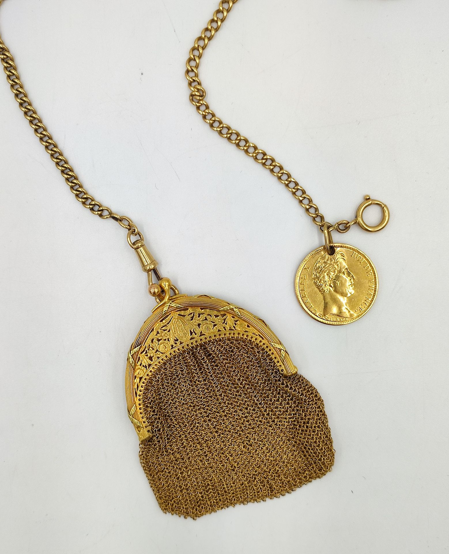 Null 18K黄金钱包，有一条链子和一个查理十世 "40法郎硬币 "吊坠，边缘刻有 "Domine Salvum Fac Regem"。

PB。93,4 g