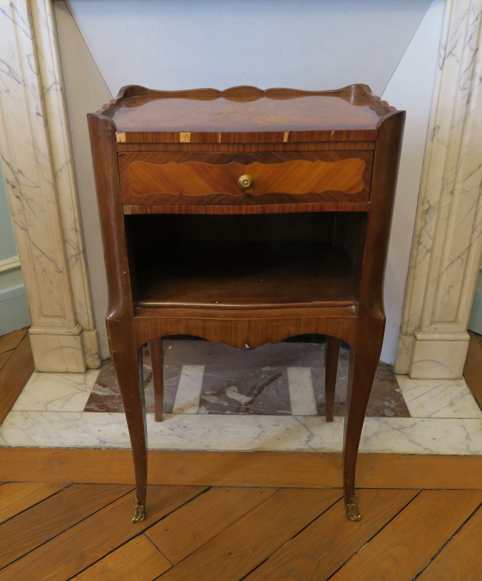Null Zwei Kopfstützen und ein kleiner Tisch mit Strebenbrett im Stil Louis XV, f&hellip;