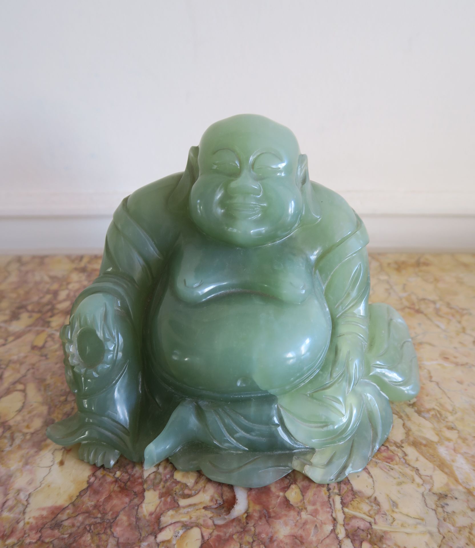 Null Statuette de Budai en pierre dure verte, Chine, XXe siècle, représenté assi&hellip;