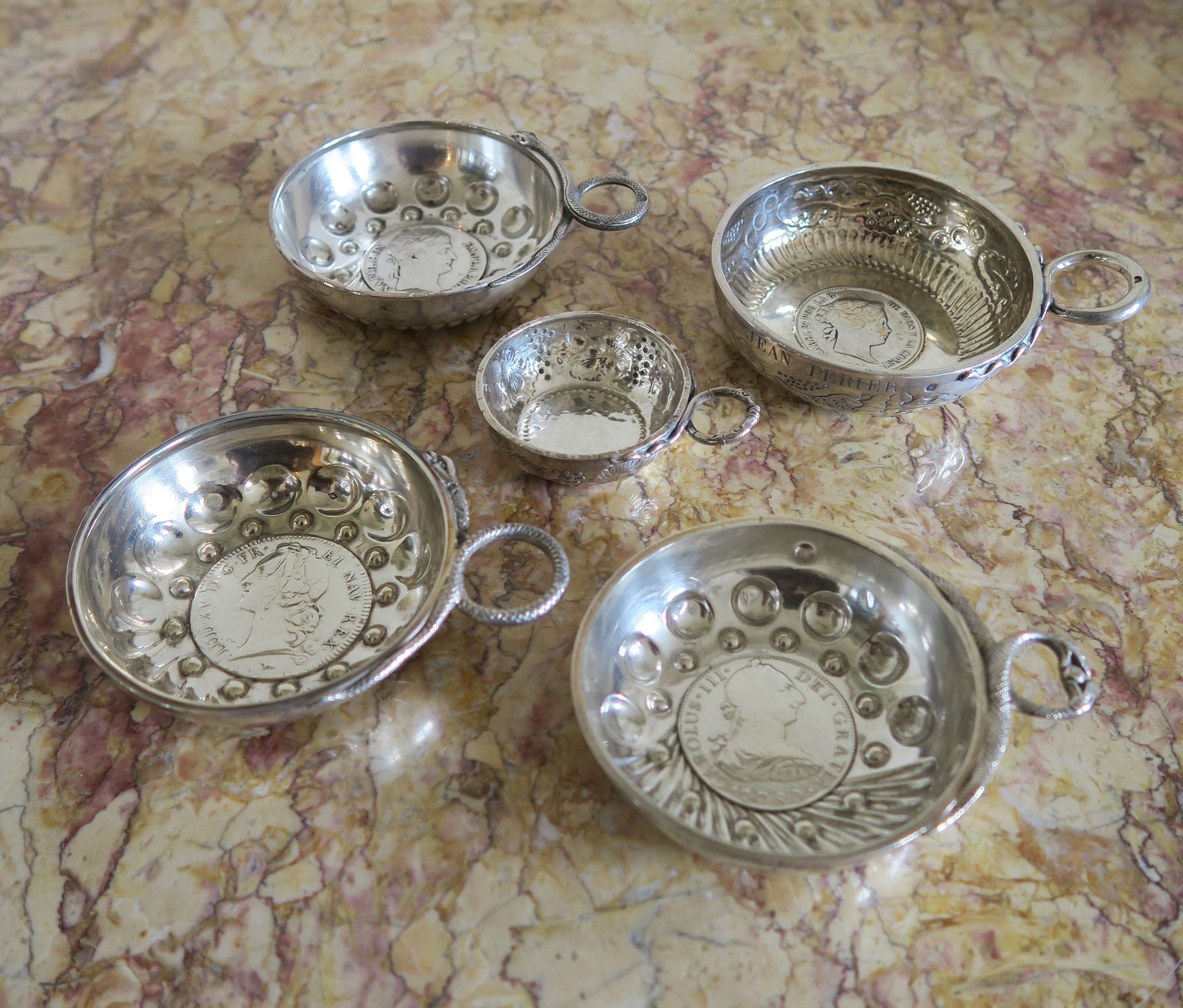 Null Cinque assaggiatori d'argento, uno in miniatura, uno inciso con il nome "P.&hellip;