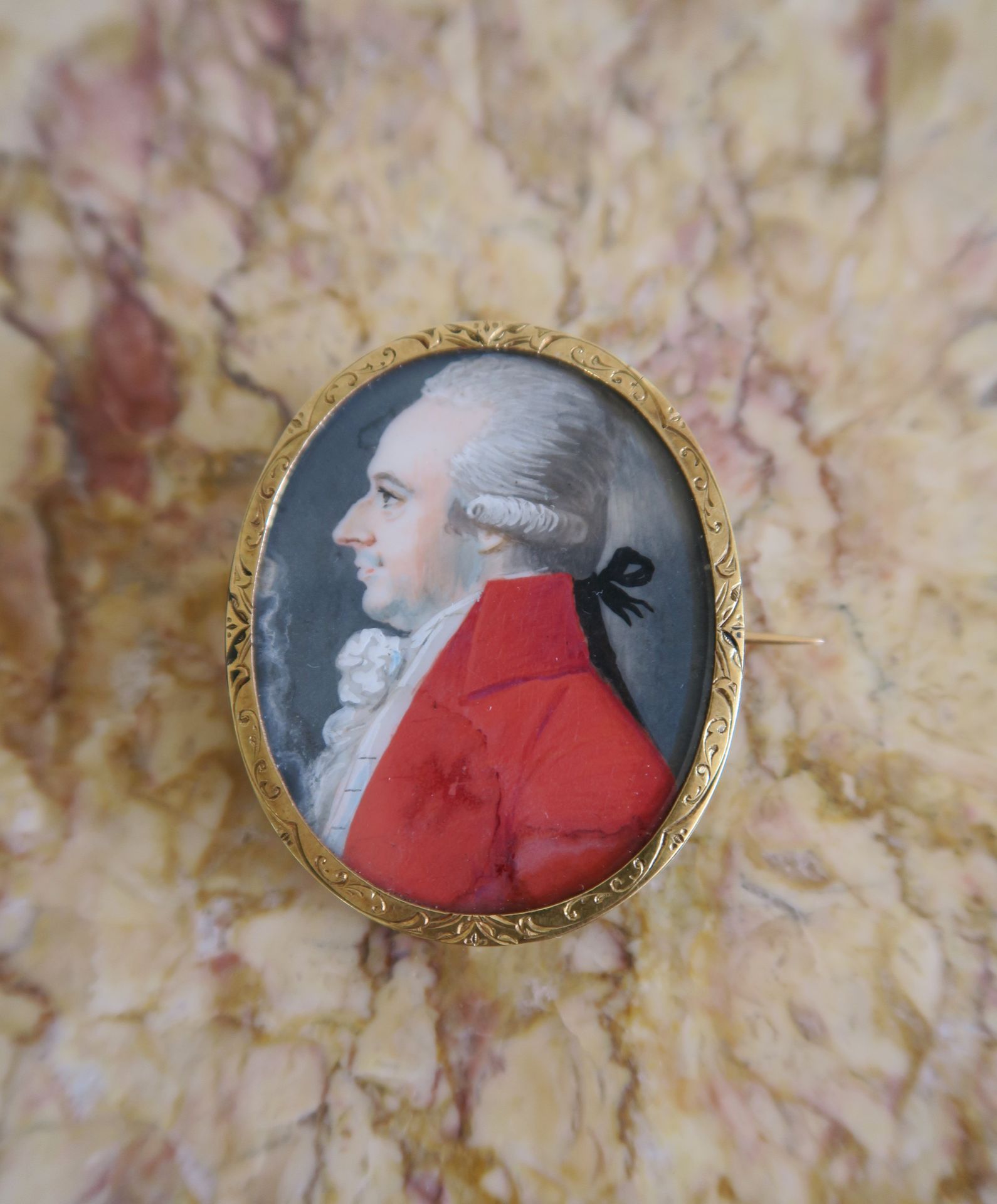 Null 一枚18K黄金椭圆形胸针，上面有一个18世纪末的男子侧面肖像，有珍珠母背景

PB。11 g.高4,5厘米