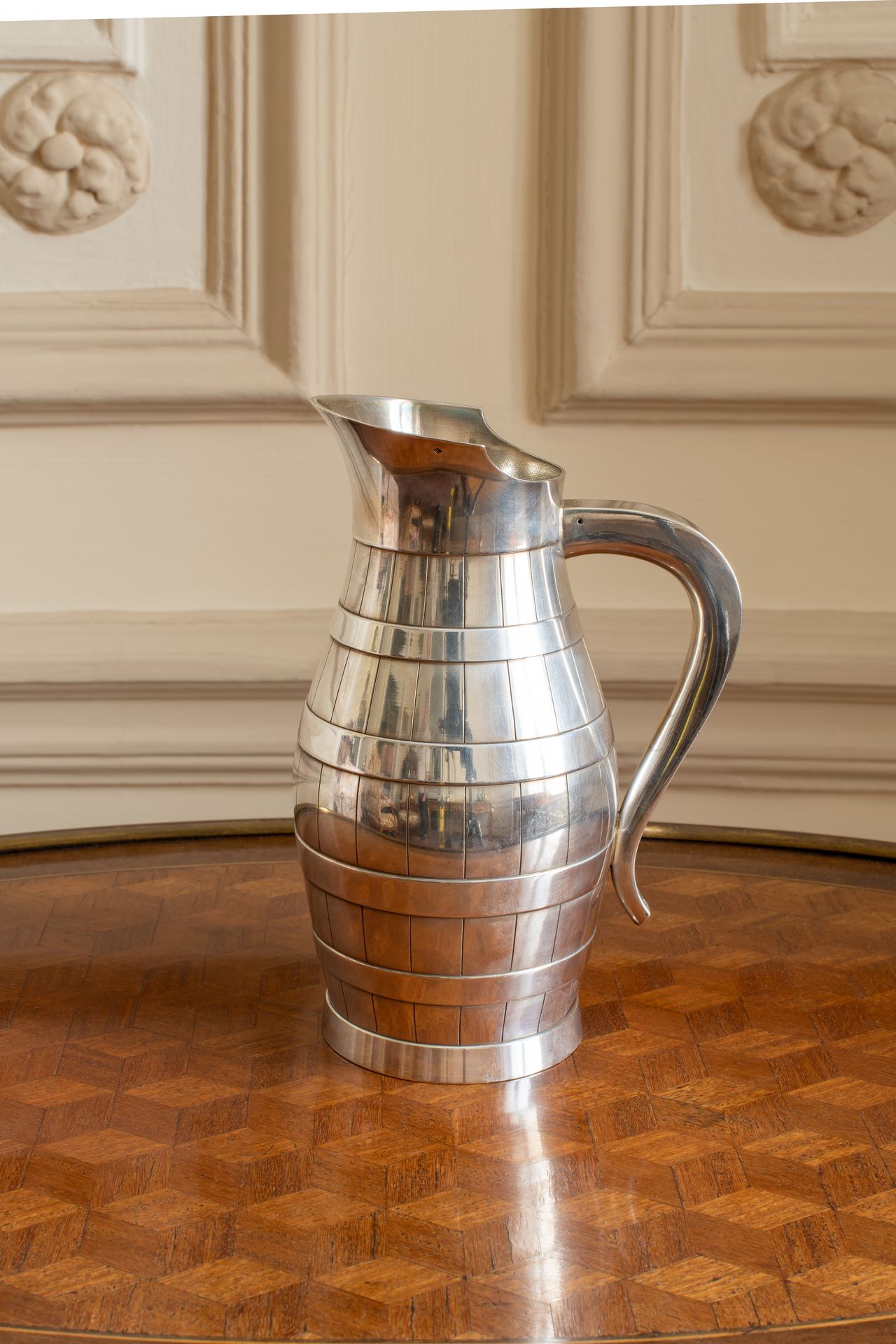 Null 巴黎BOUCHERON

膨胀形状的银壶，壶身有轻微的浮雕装饰，模仿木桶的边沿

H.16厘米。PB。340 g