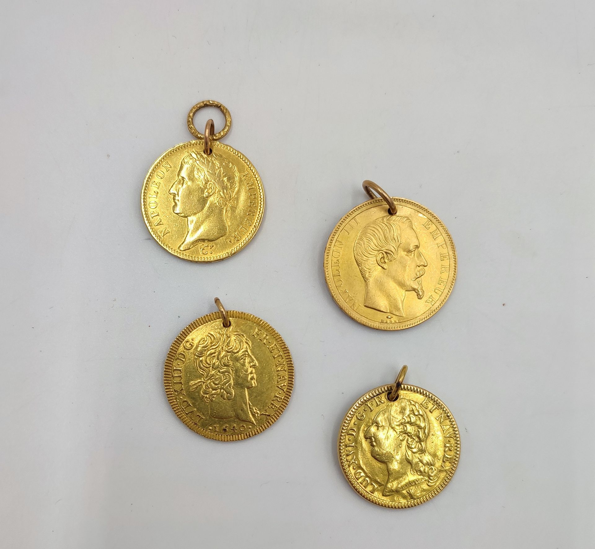 Null 四枚黄金币或奖牌被安装在吊坠上：包括拿破仑40法郎，1640年的Louis d'or tête laurée，1857年的50法郎，以及1787年的L&hellip;