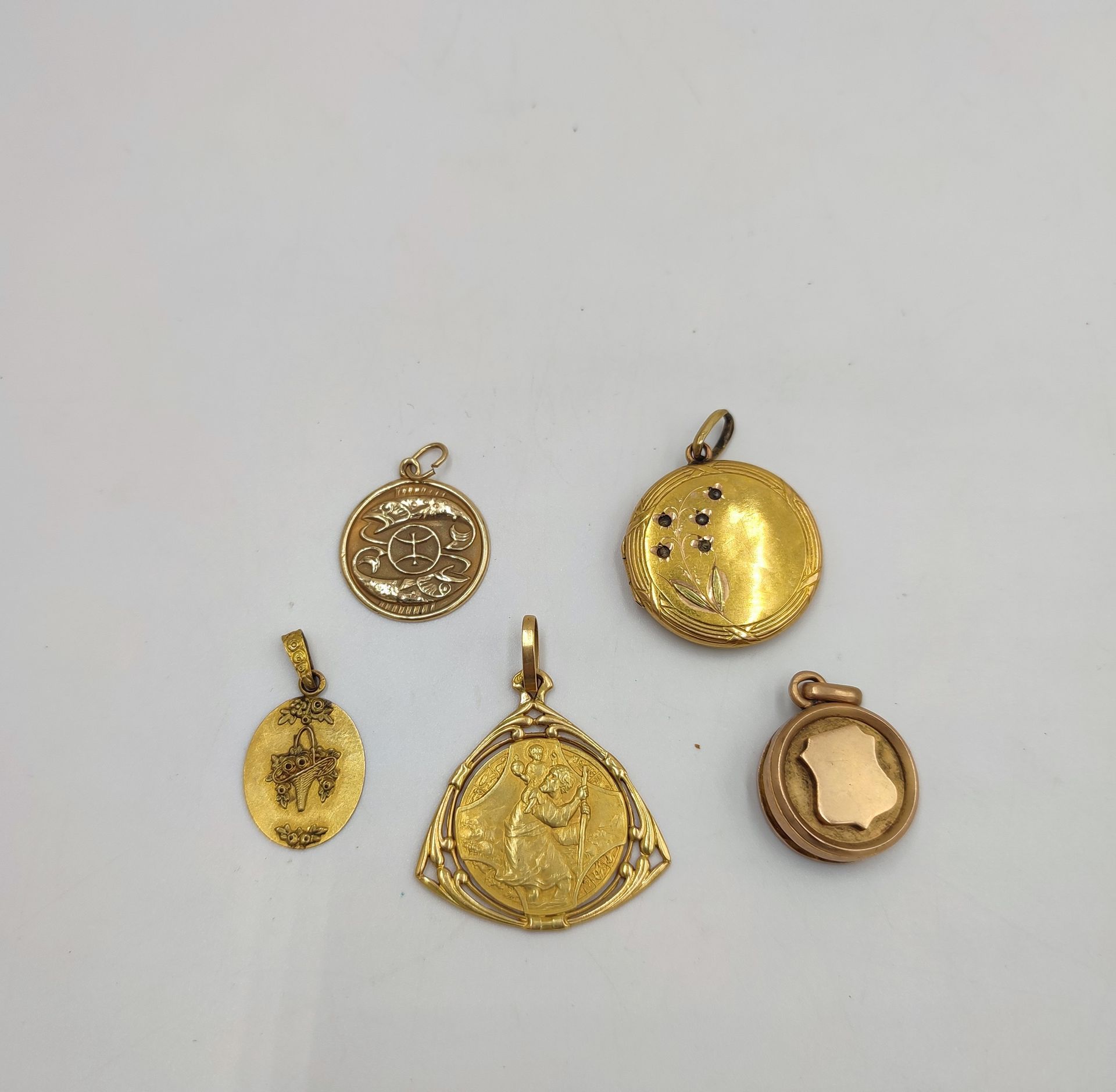 Null Cinq pendentifs en or jaune 18 et 14K dont un pendentif porte-souvenir ouvr&hellip;