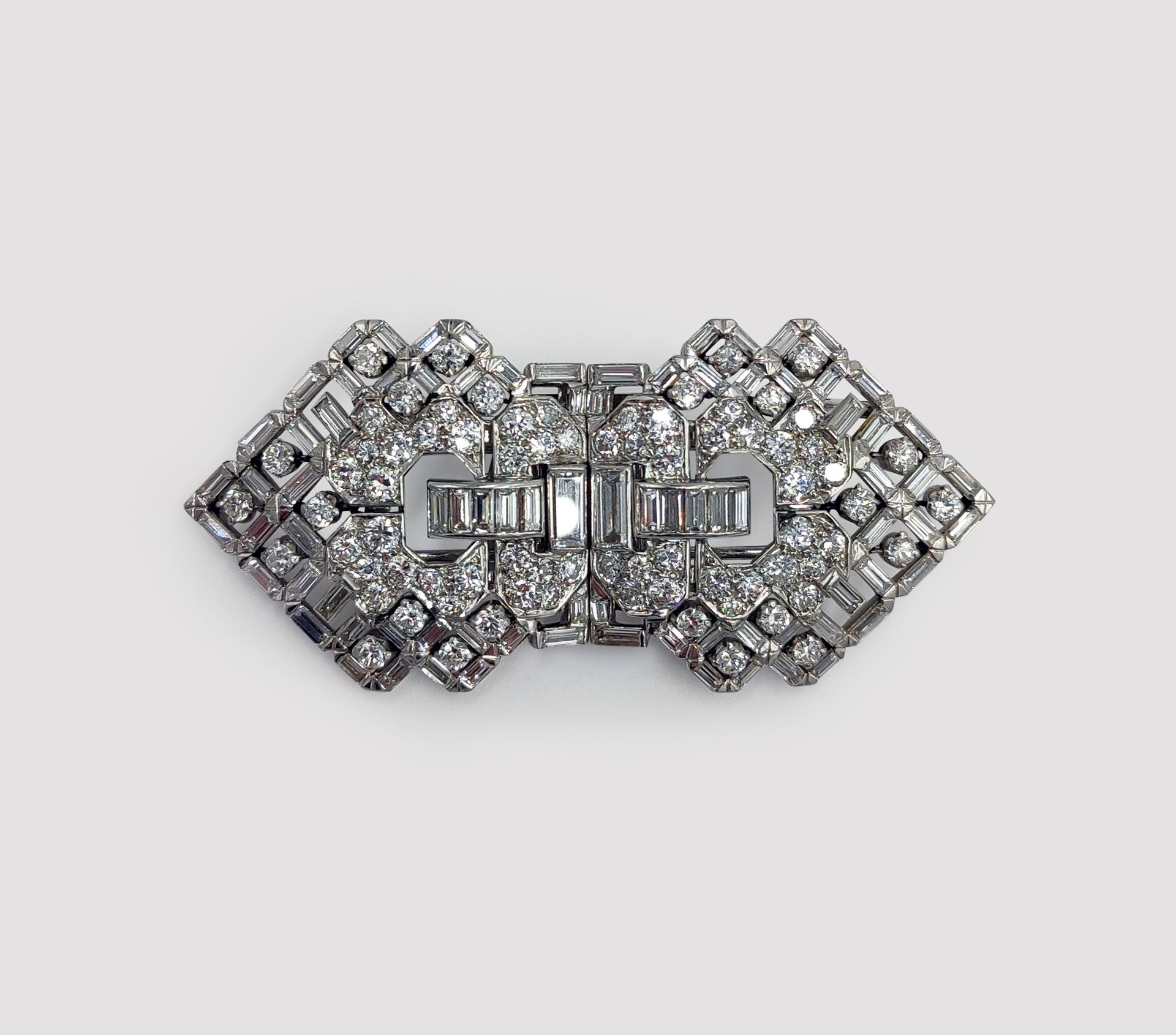 Null 
卡地亚风格的装饰艺术胸针，形成一个950°/00铂金和18K（750°/00）白金的双夹子，镶嵌着圆形老式切割钻石和长方形切割钻石（共约4.50克拉&hellip;