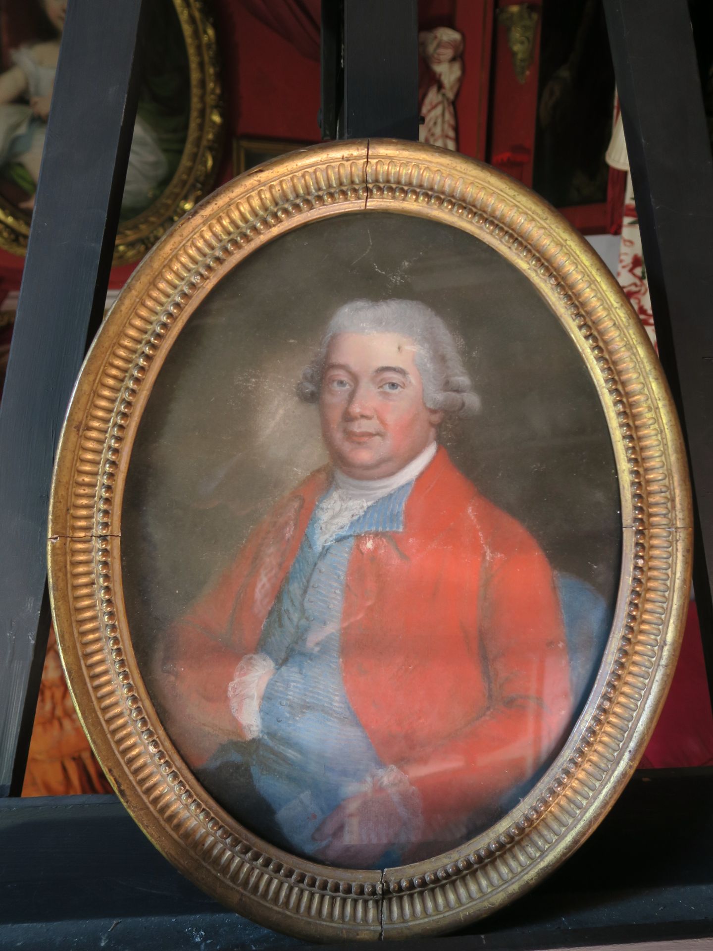 Null 18世纪末的学校
穿着蓝色和红色衣服的男子肖像
纸上粉彩，椭圆形鎏金木框架 
33,5 x 25,5 cm at sight 
(纸面翘起)