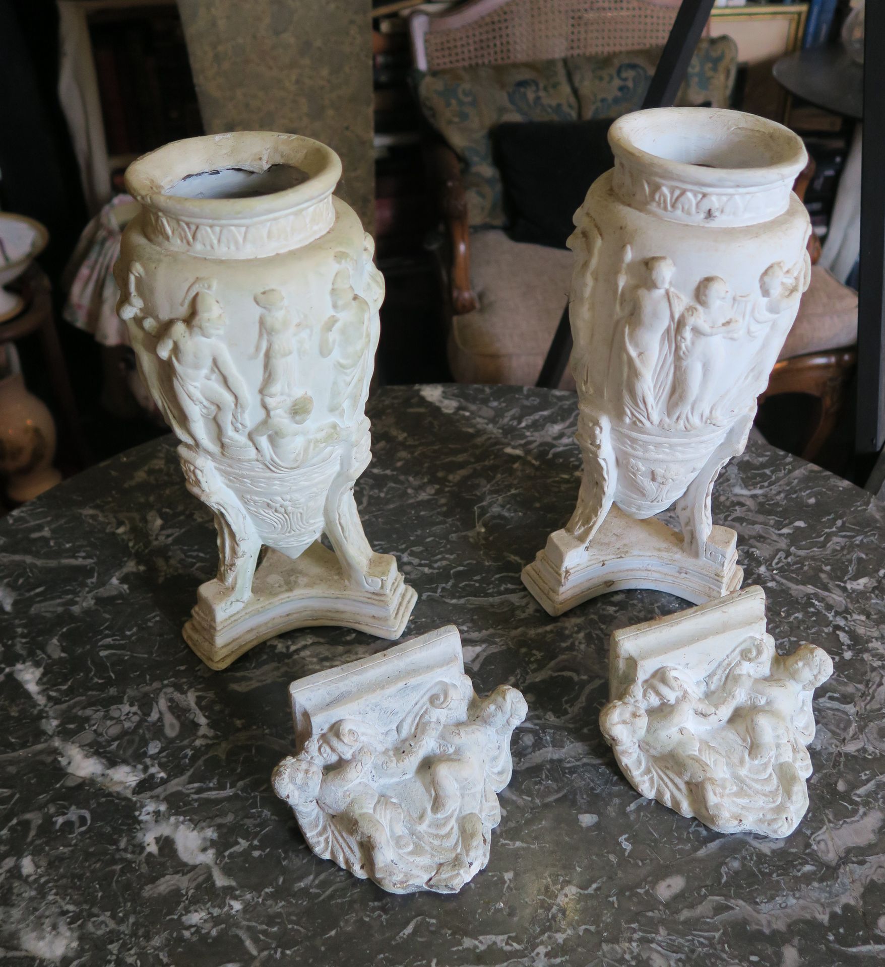 Null 一对石膏古董花瓶和两个装饰有小天使的微型壁炉托架
H.花瓶为30厘米 
(有些破损)