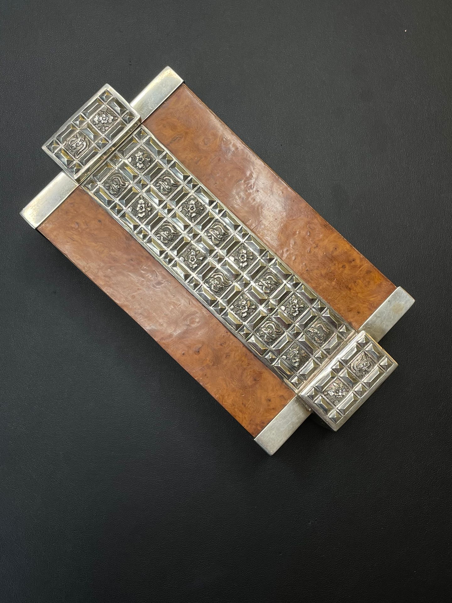 Null Art-Deco-Dose aus Eschenwurzelholz, montiert mit 800°/00 Silber mit Drachen&hellip;