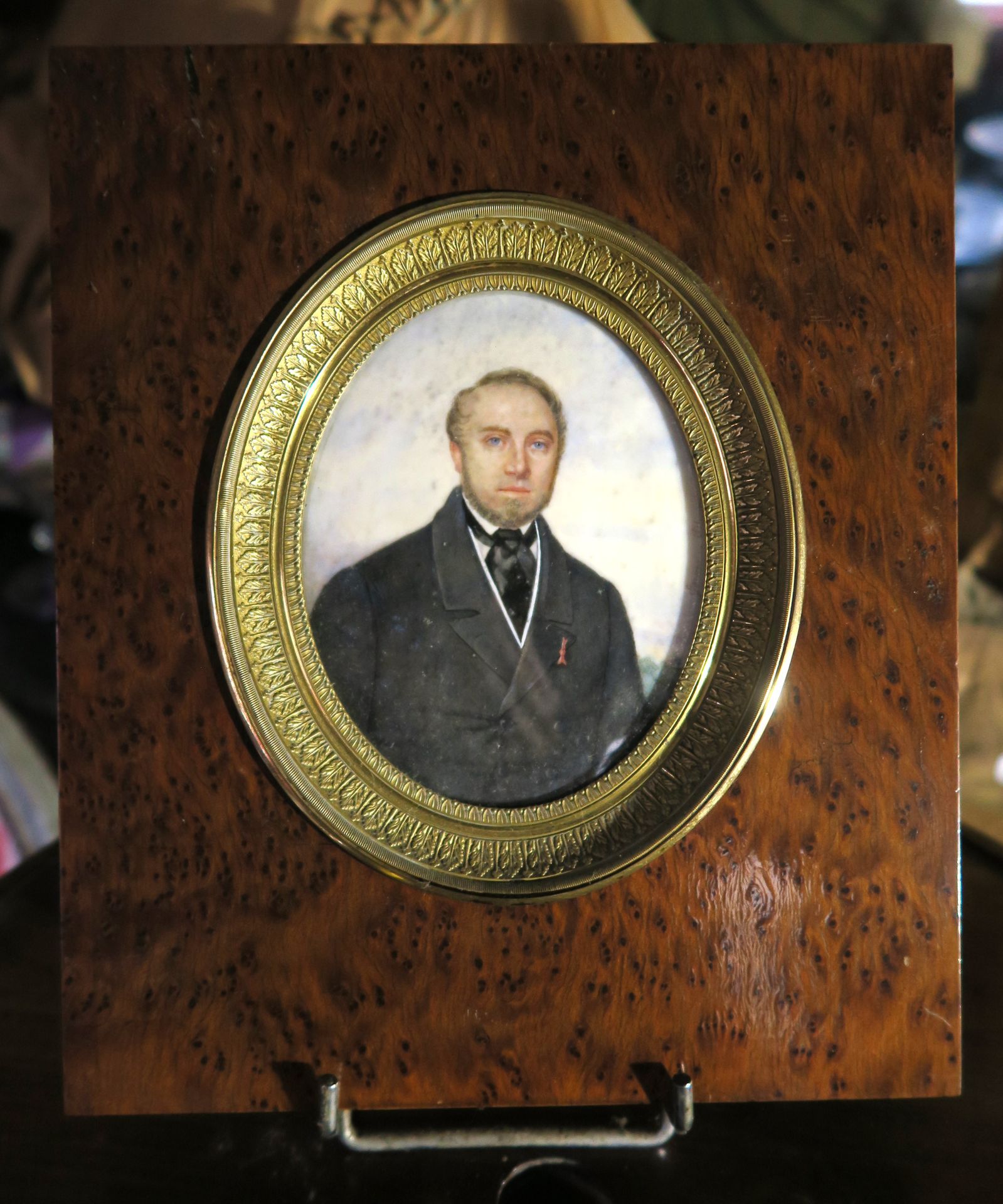Null 19世纪的学校，杰曼-多梅？
打领带的男子肖像，椭圆形的微型画，右侧有签名 
高11厘米，置于胡桃木框架内