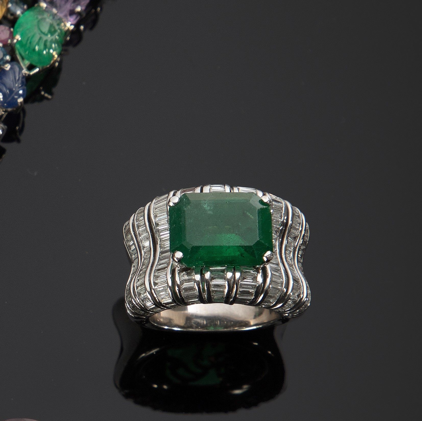 Null Large 18K (750°/00) white gold ring centered with a degree-cut emerald weig&hellip;