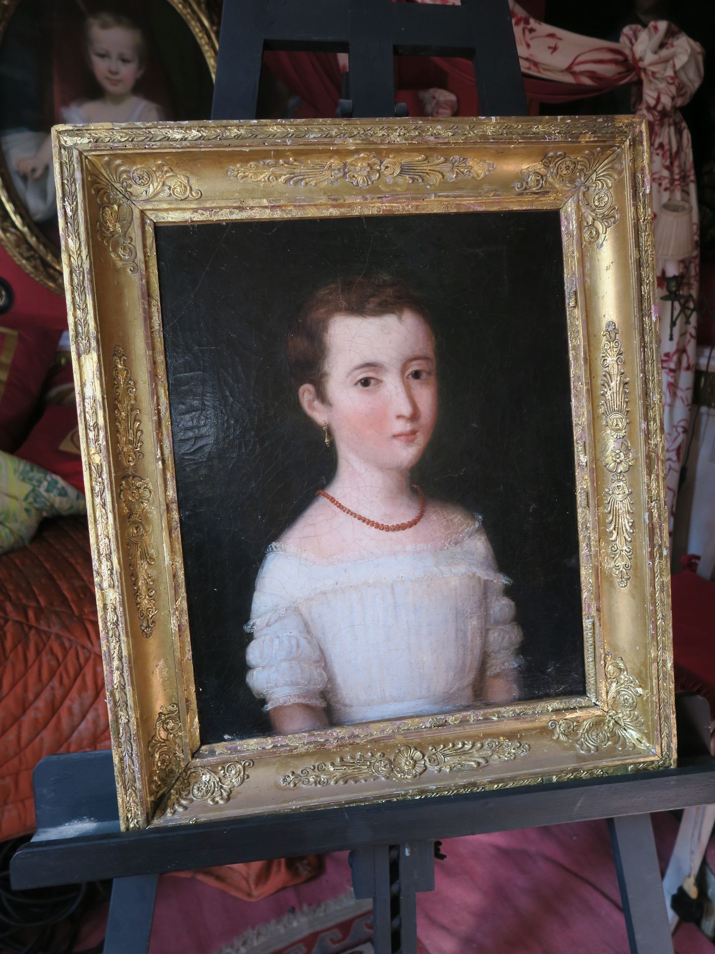 Null 19世纪的学校 
戴着珊瑚项链的女孩的肖像
布面油画，重新涂色 
46 x 38厘米 
(裂缝)
装在一个镀金的框架里（事故和小的缺失部分）