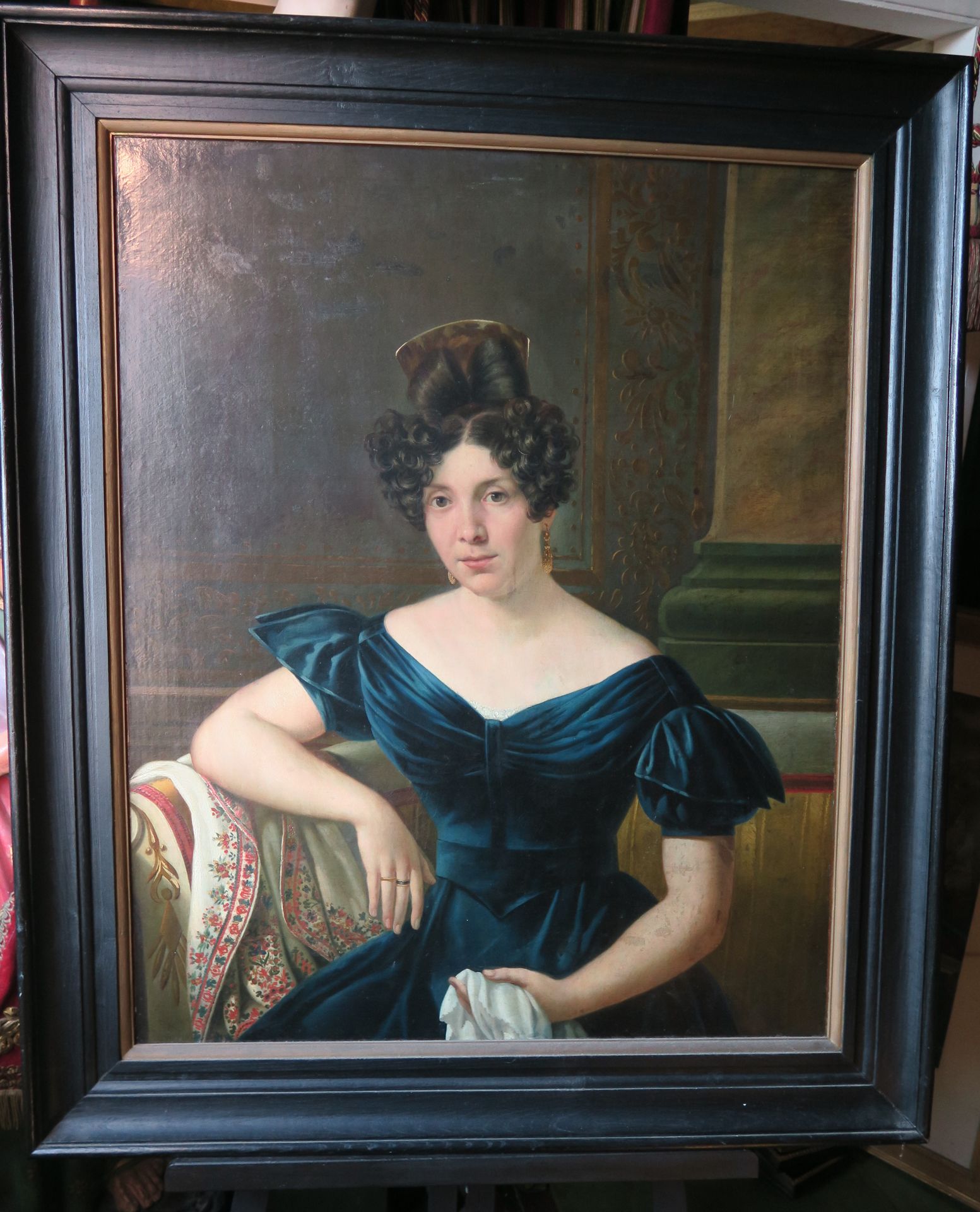 Null 法国学校约1820-1830年 
穿着蓝色天鹅绒衣服的女人肖像
布面油画
97,5 x 78,5 cm (修复，污渍)