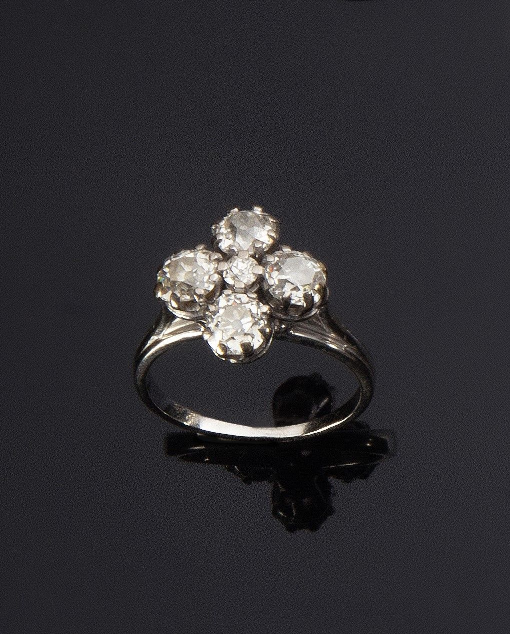 Null Kleeblatt-Ring aus Platin (sup. 800°/00) und Weißgold mit vier Diamanten im&hellip;